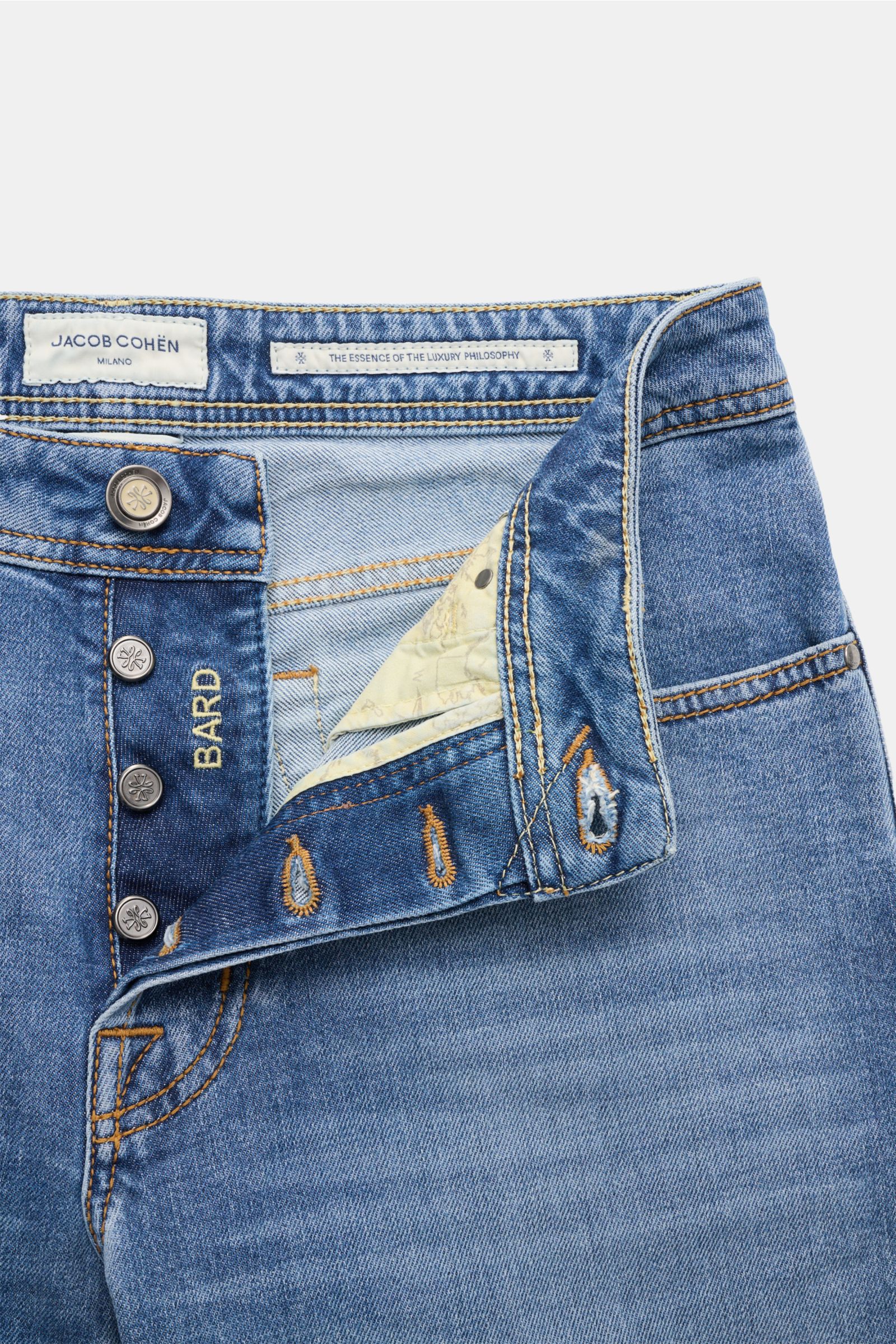 Jacob Cohen Jeans 'Bard' blau, Nahaufnahme von vorne mit offenem Button Fly, softer Baumwoll-Lyocell-Denim, Slim Fit, dezente Used-Waschung.