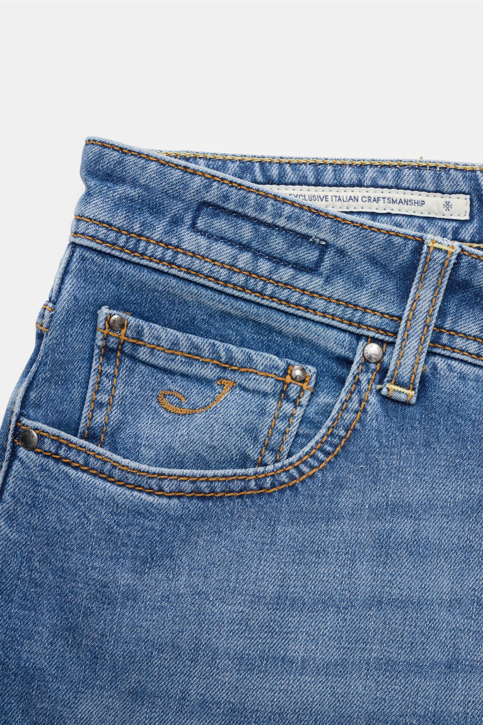 Jacob Cohen Jeans 'Bard' blau, Nahaufnahme der Bund- und Münztasche mit dezenter Used-Waschung, softem Baumwolle-Lyocell-Denim.