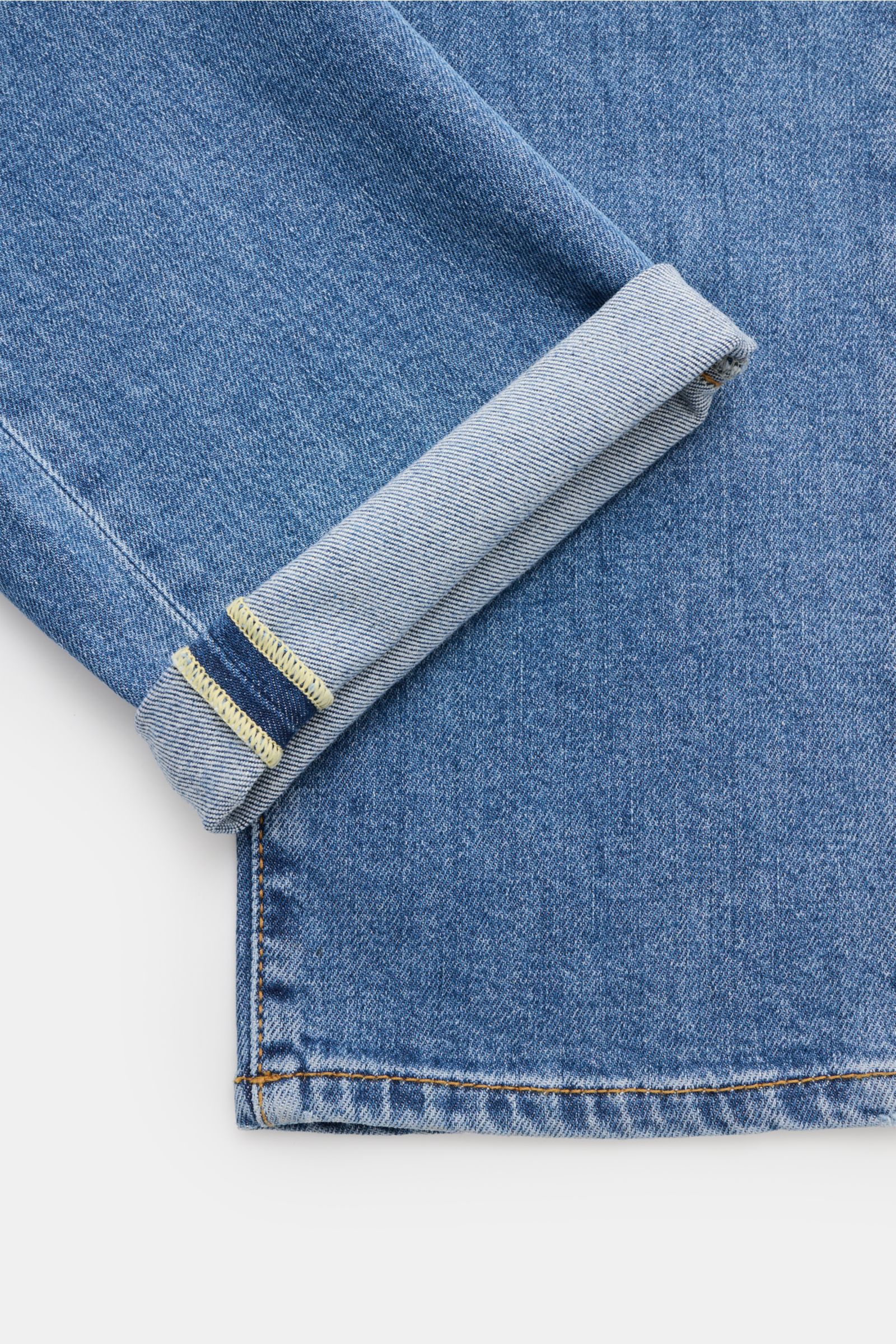 Jacob Cohen Jeans 'Bard' blau, Detailaufnahme vom Bein mit umgeschlagenem Saum, Denim aus Baumwolle und Lyocell, softer Griff, Slim Fit.