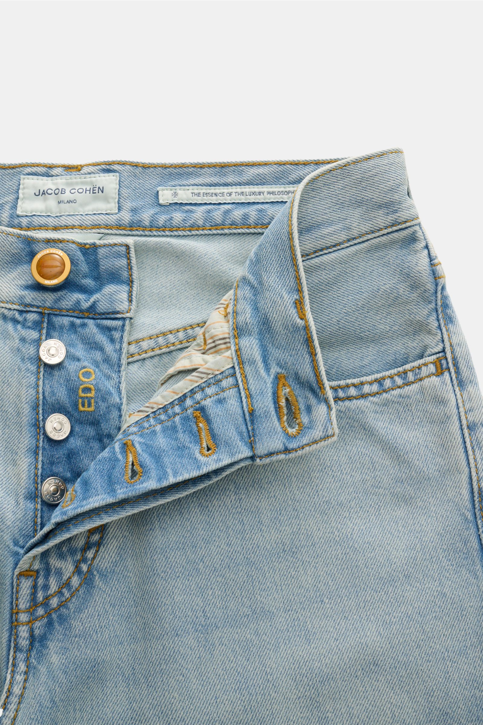 Jacob Cohen Jeans 'Edo' hellblau, Detailfoto der geöffneten Slim Fit Premium-Jeans mit Used-Waschung und Button Fly.
