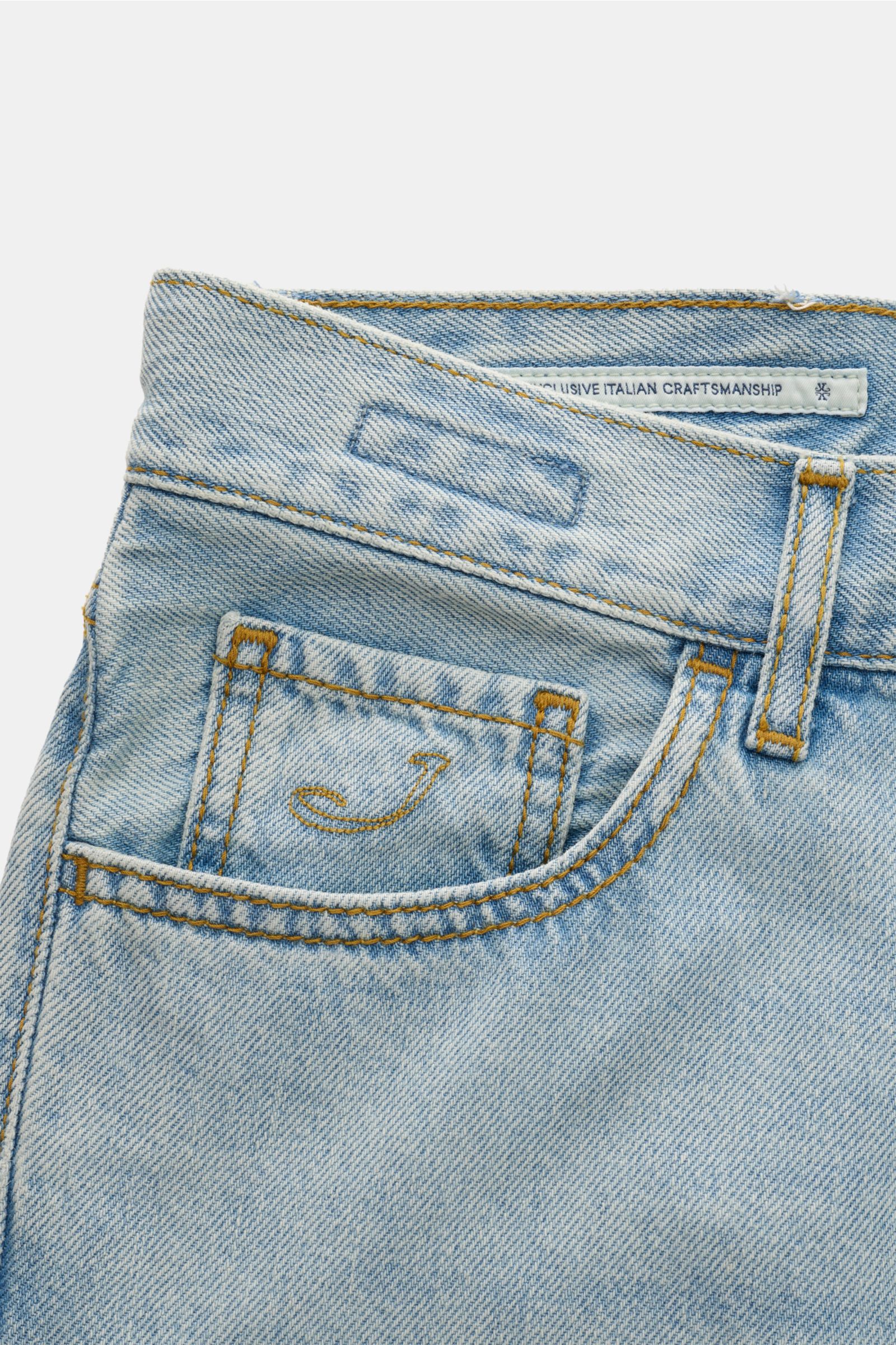 Jacob Cohen Jeans 'Edo' hellblau, Nahaufnahme von Bund und Münztasche mit Initial, hochwertiger Baumwoll-Lyocell-Denim, Used-Waschung.