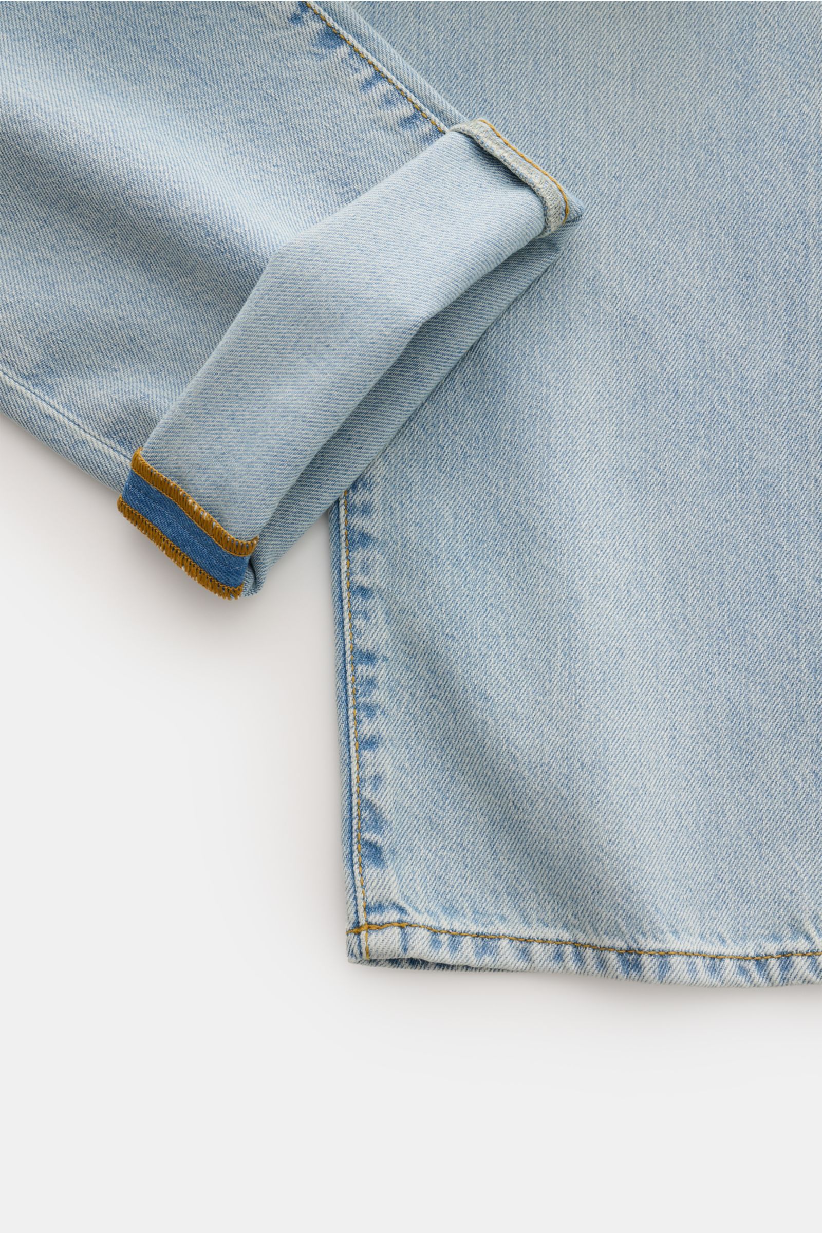 Jacob Cohen Jeans 'Edo' hellblau, Detailaufnahme von unten schräg mit umgeschlagenem Bein, leichter Used-Waschung, Baumwoll-Lyocell-Denim.