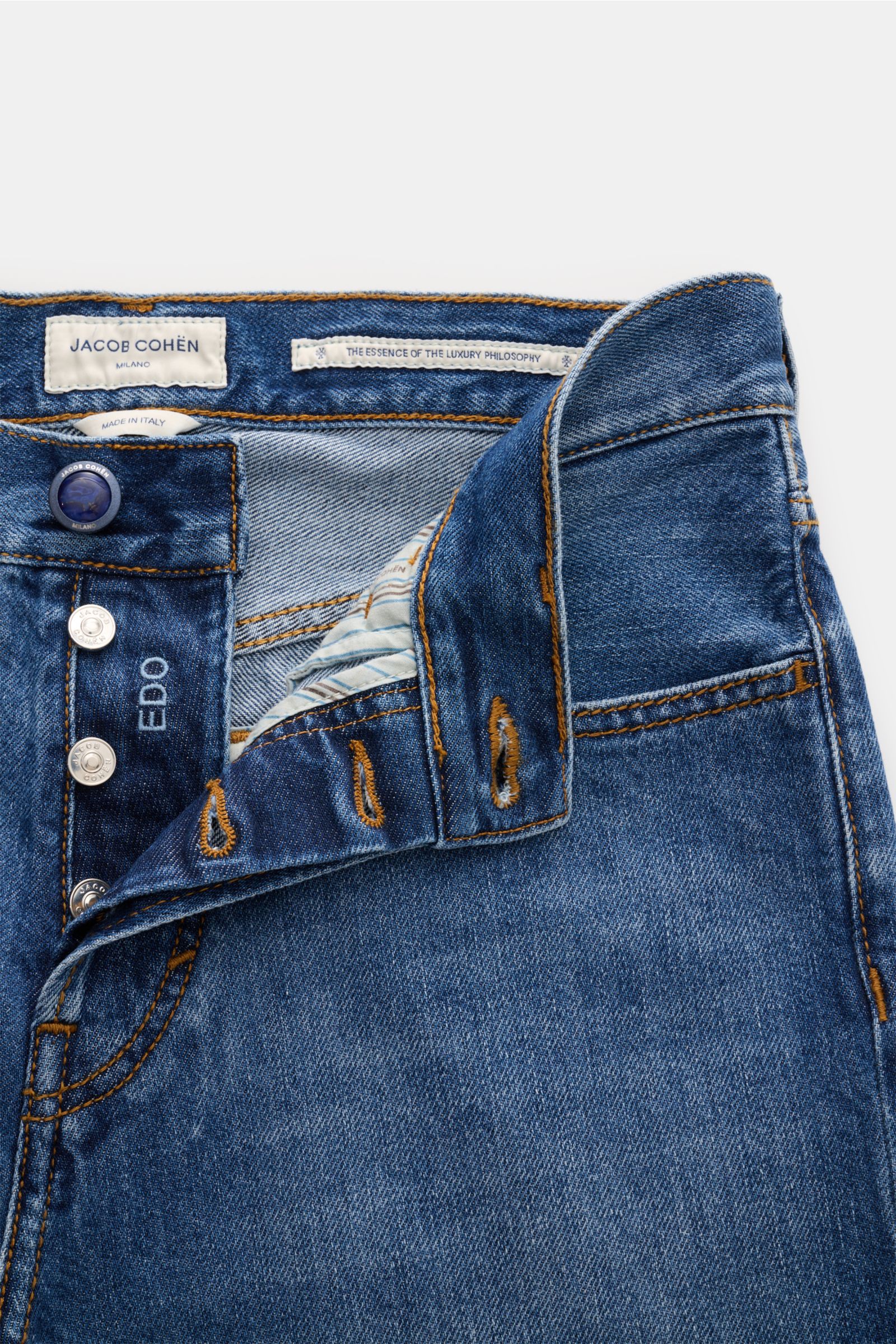 Jacob Cohen Jeans 'Edo' dunkelblau aus Baumwoll-Lyocell-Mix, Slim Fit mit Button Fly und dezenter Used-Waschung, Nahaufnahme von oben.