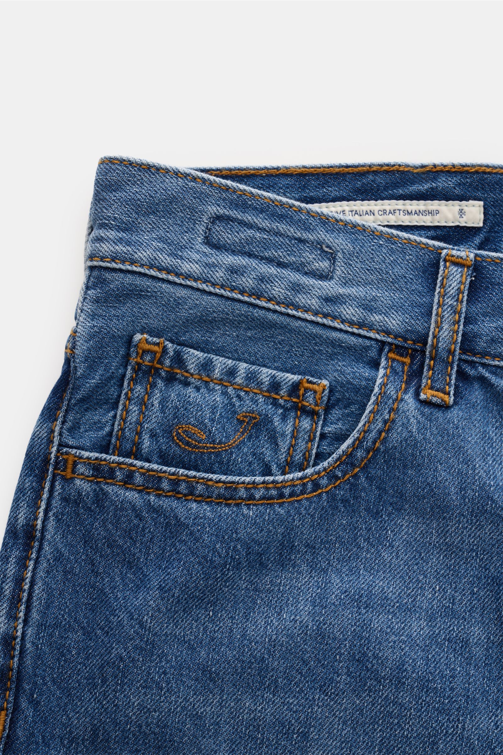 Jacob Cohen Jeans 'Edo' dunkelblau, Nahaufnahme der Fronttasche und Bund mit Used-Waschung aus Baumwoll-Lyocell-Denim.