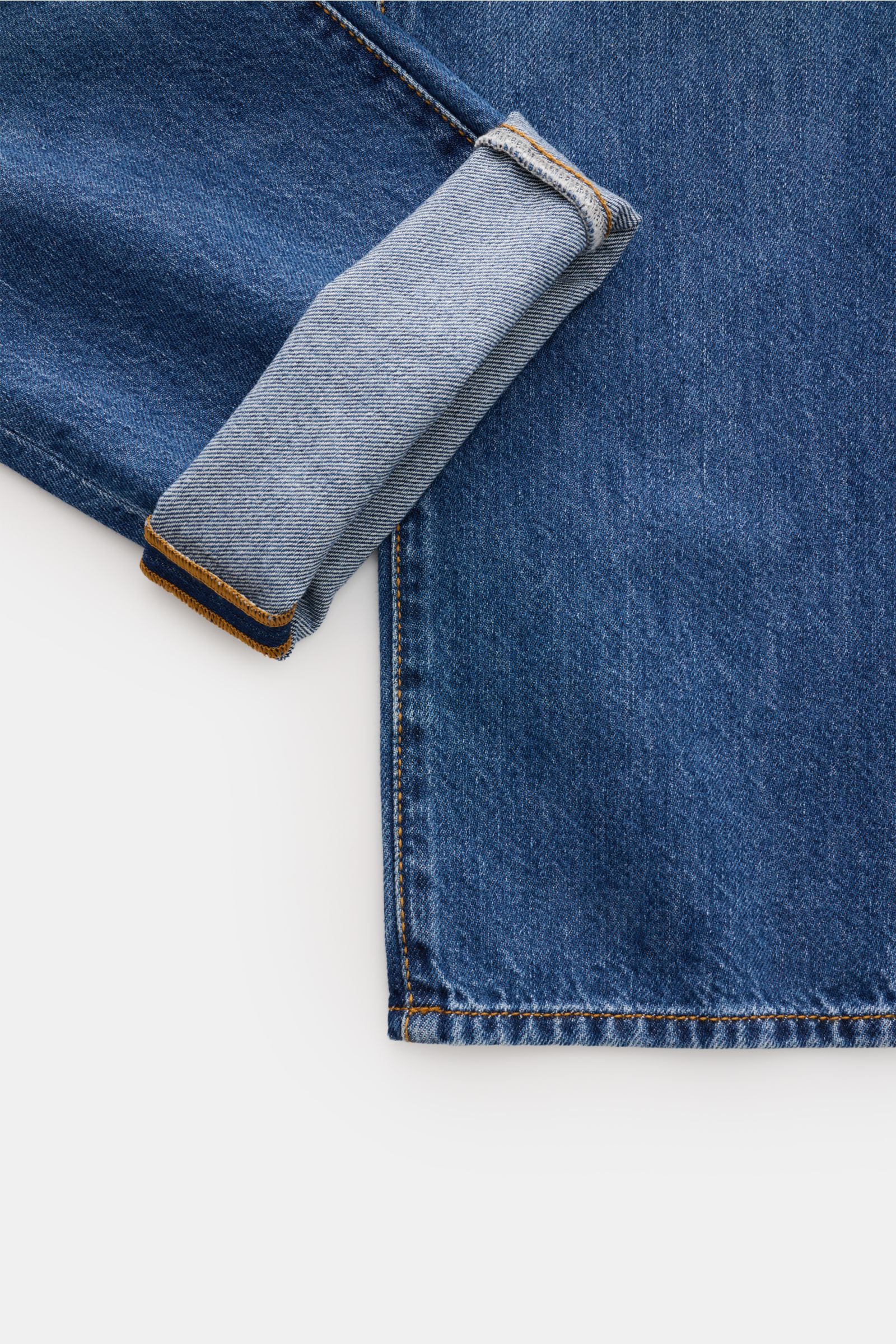 Jacob Cohen Jeans 'Edo' dunkelblau im Detail, Nahaufnahme der umgekrempelten Beinöffnung mit hochwertigem Denim und dezenter Used-Waschung.