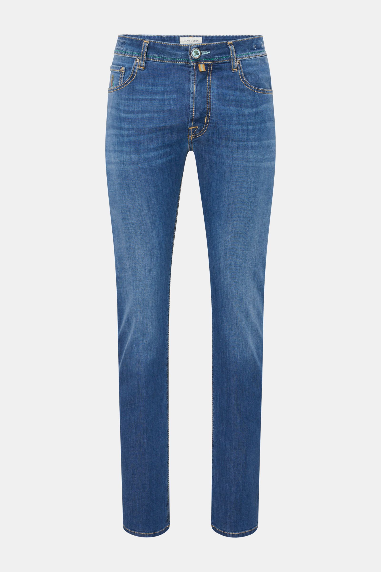 Front view of Jacob Cohen Jeans 'Bard' blau in premium elastic cotton-viscose denim with slim fit and subtle used wash, featuring button fly.

Description: Premium-Denim vom italienischen Jeans-Experten JACOB COHEN: Der Klassiker 'Bard' aus Baumwolle m
