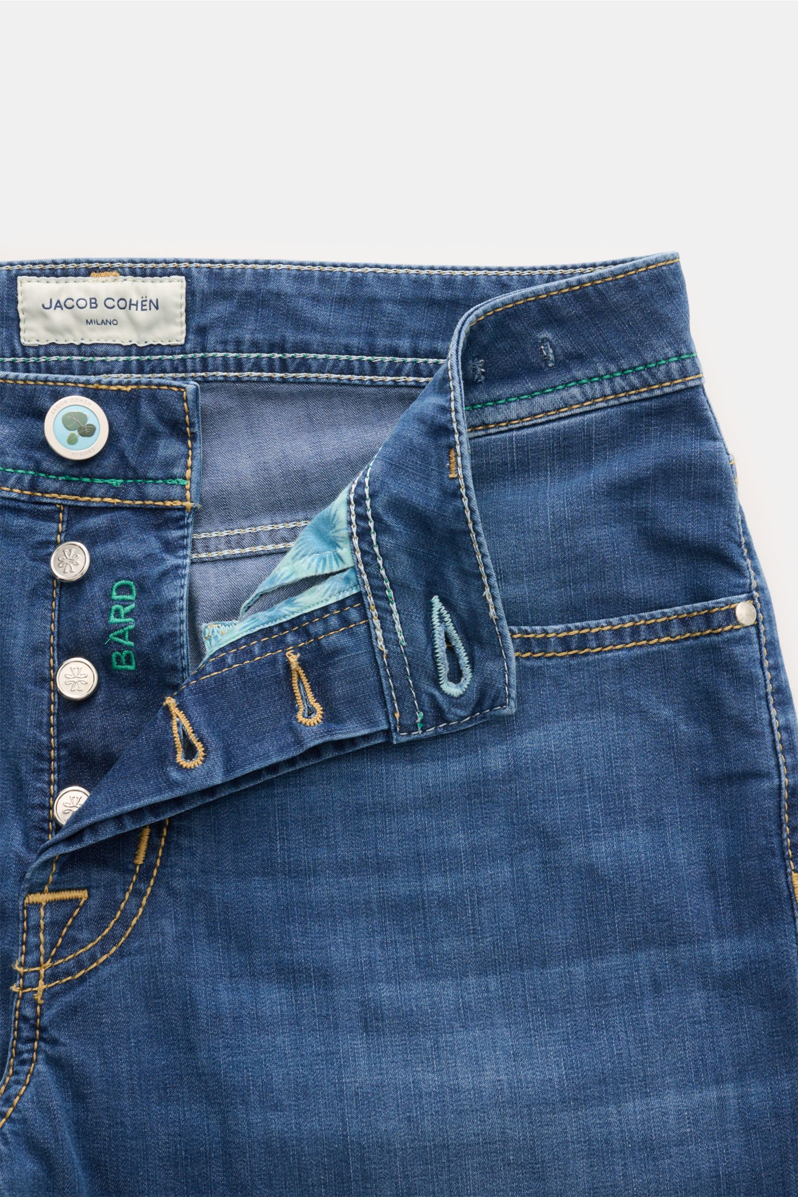 Close-up front view of Jacob Cohen Jeans 'Bard' blau, showing button fly, green 'BARD' embroidery, and premium denim with soft, stretchy cotton-viscose blend.