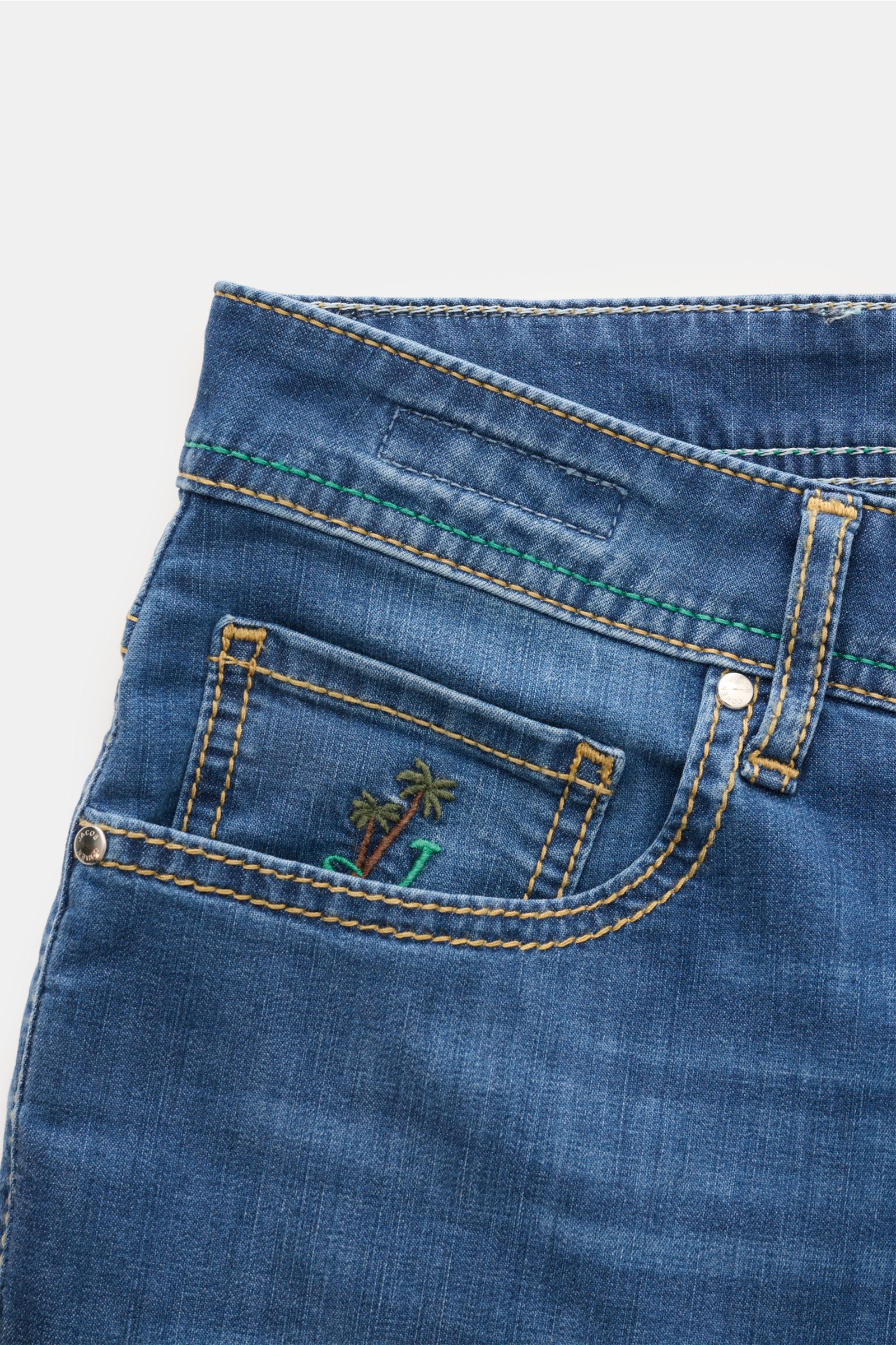 Close-up front-side view of Jacob Cohen Jeans 'Bard' blau in soft, elastic cotton-viscose denim with palm tree embroidery on coin pocket.