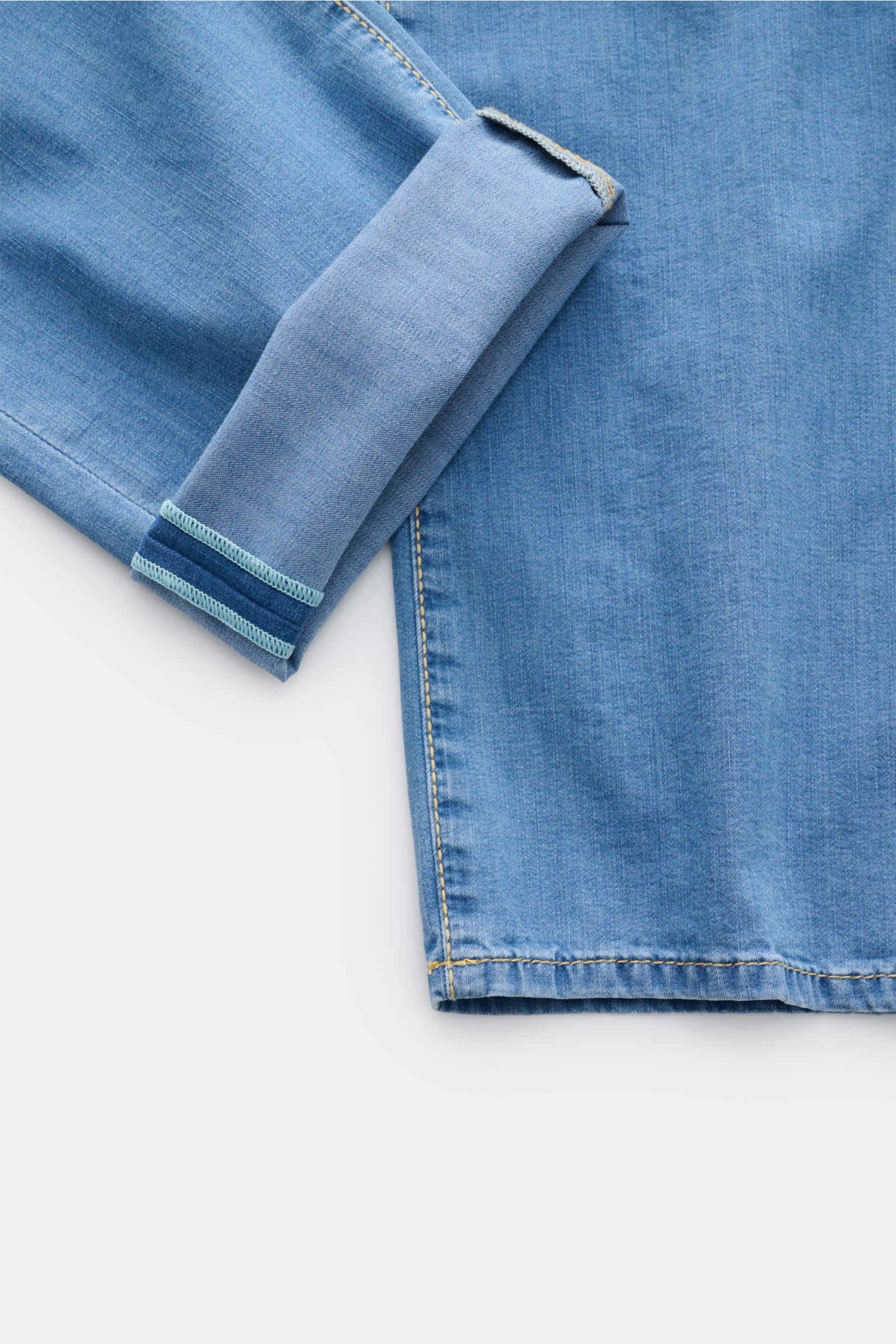 Close-up top-down view of Jacob Cohen Jeans 'Bard' blau cuff showing light cotton-viscose denim with soft grip, elastic quality, and detailed stitching.