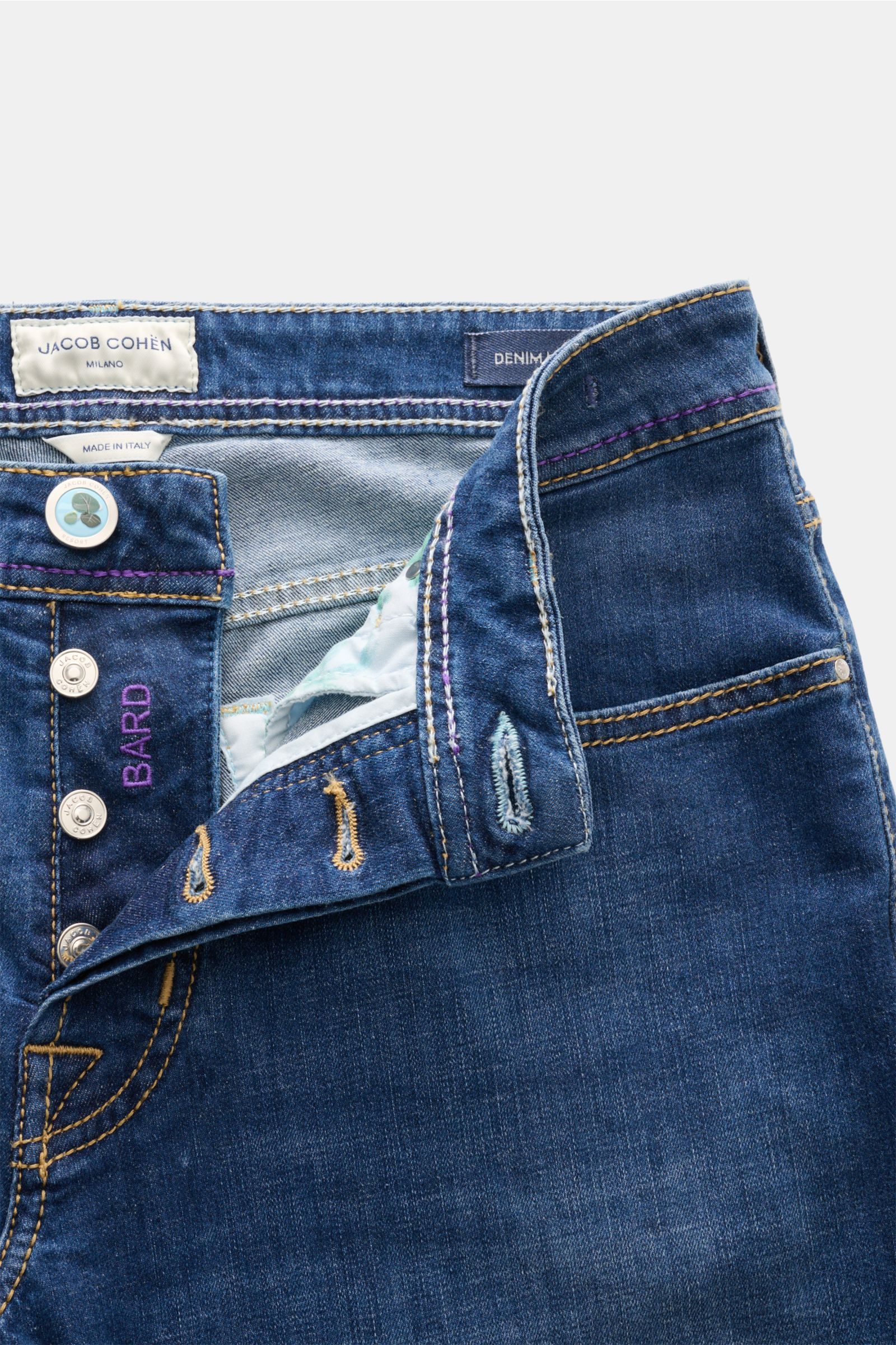 Jacob Cohen Jeans 'Bard Resort' dunkelblau, Slim Fit, Button Fly, Baumwolle-Leinen-Denim, Detailansicht geöffnet mit Palmen-Stitching.