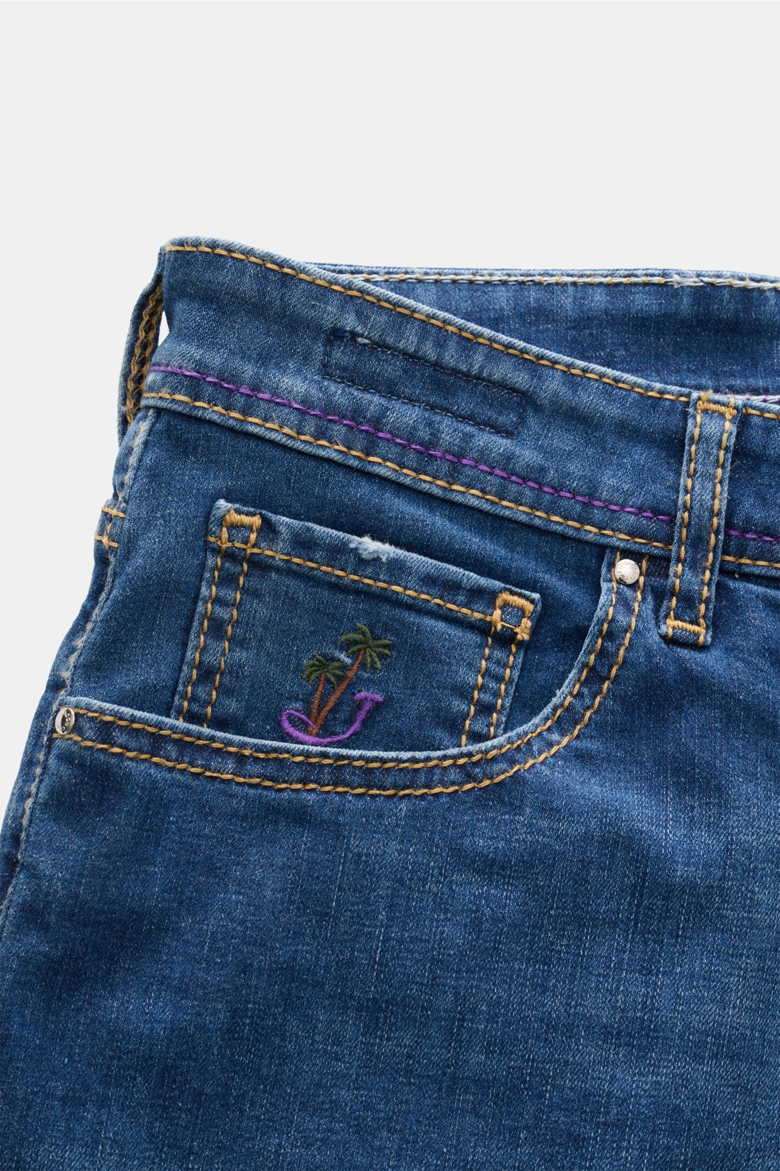 Jacob Cohen Jeans 'Bard Resort' dunkelblau, Nahaufnahme der vorderen Münztasche mit Palmen-Stitching, Baumwolle-Leinen Denim, Slim Fit, Used-Waschung.