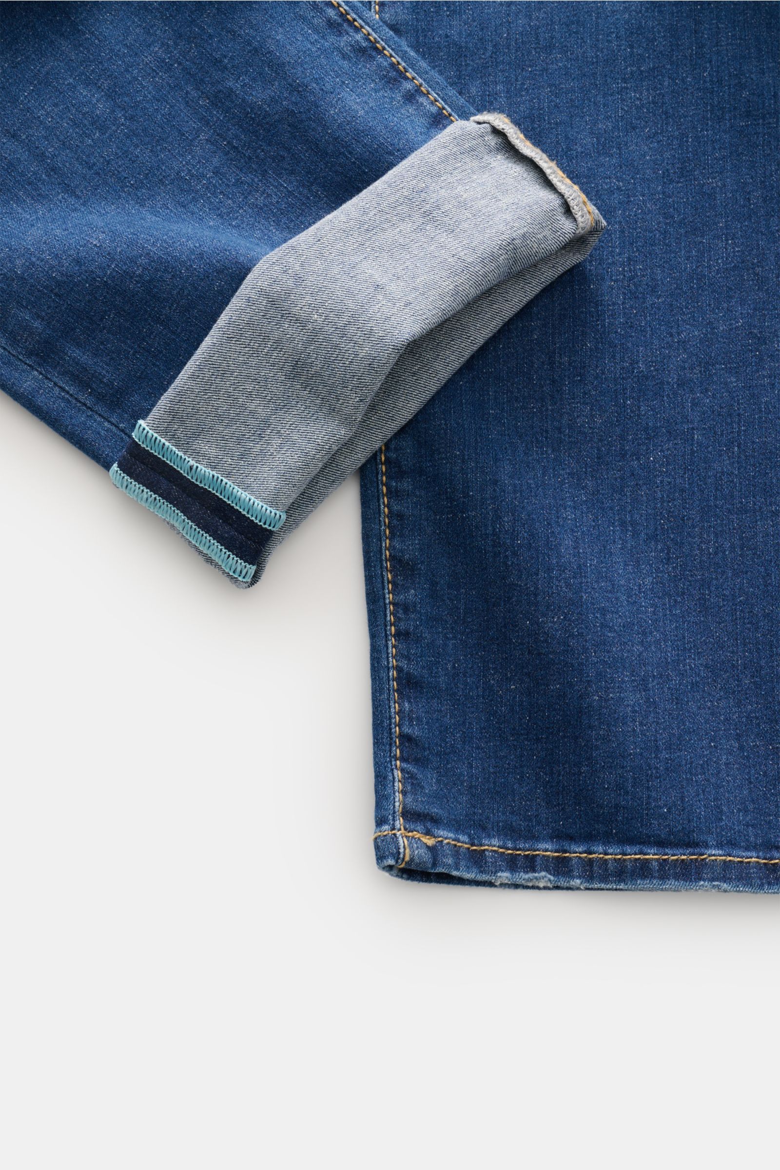 Jacob Cohen Jeans 'Bard Resort' dunkelblau, Detailaufnahme vom Bein mit aufgekrempeltem Saum, Baumwolle-Leinen-Mix, Slim Fit, Used-Waschung.