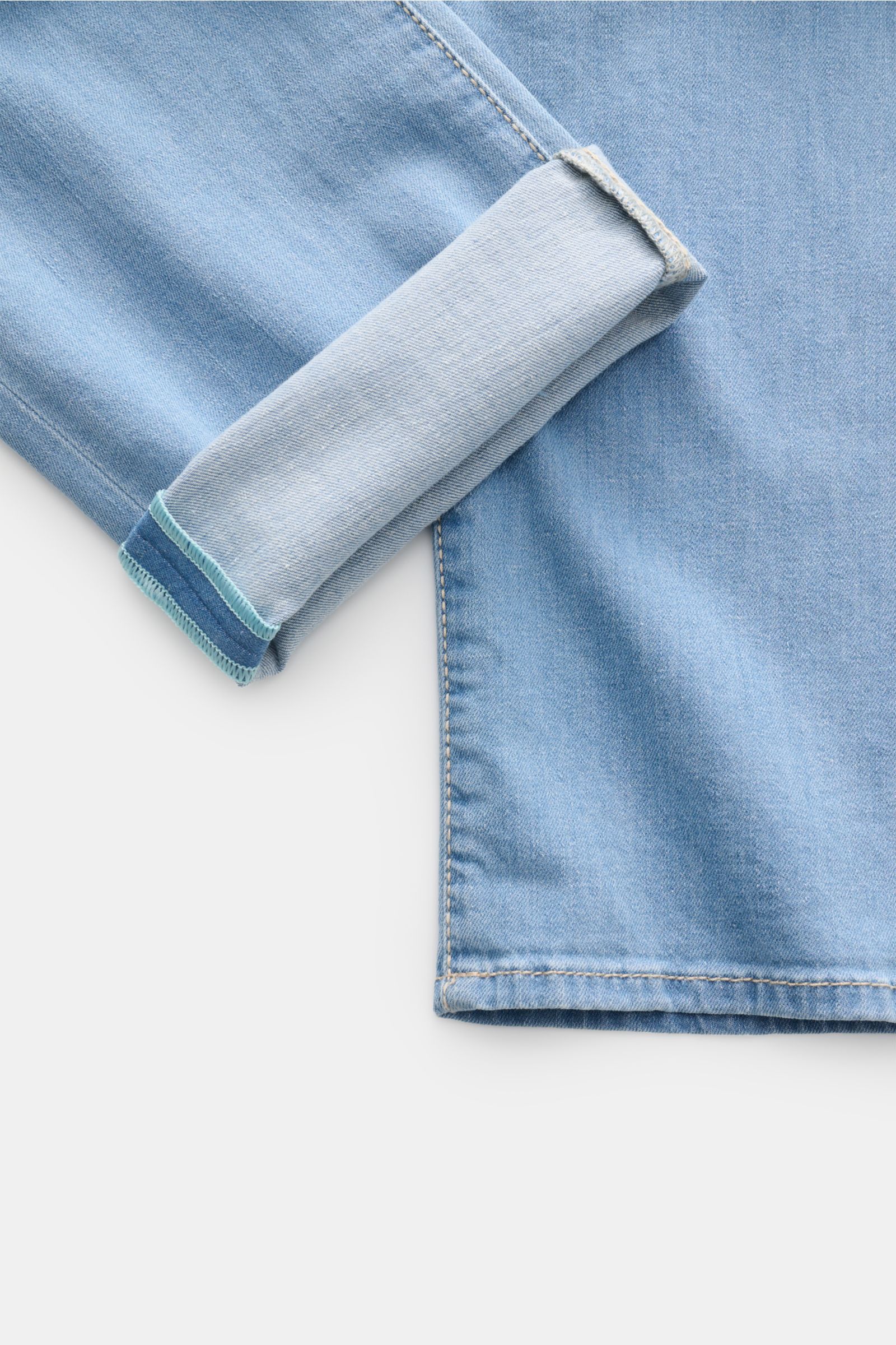 Close-up of Jacob Cohen Jeans 'Bard LTD' light blue fabric and cuff, showing selvedge detail from a top-down perspective.

Description: Modern nonchalance combined with unmistakeable details like the distinctive calfskin patch: these, along with the sp