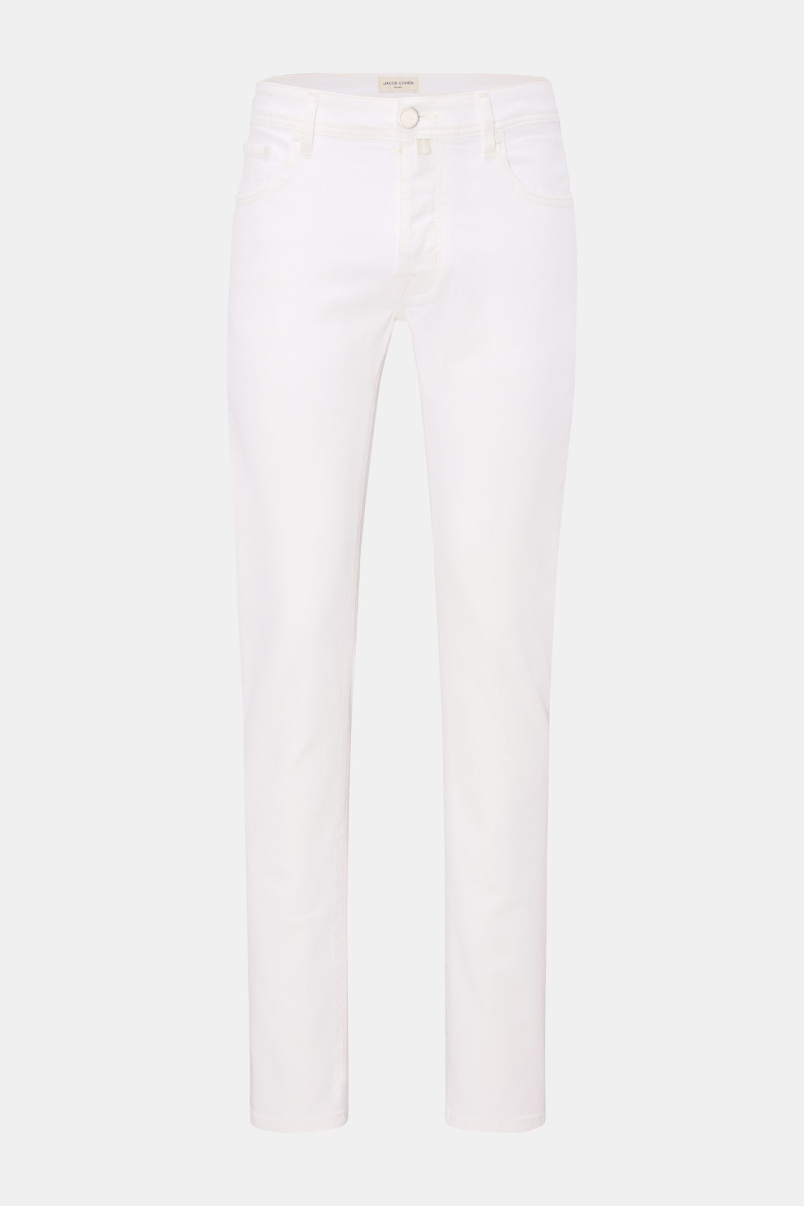 Jacob Cohen Jeans 'Bard' weiß, Slim Fit Five-Pocket-Jeans aus elastischer Baumwolle, Frontperspektive mit Button Fly, Münztasche, tonalem Stitching und Leather Patch.