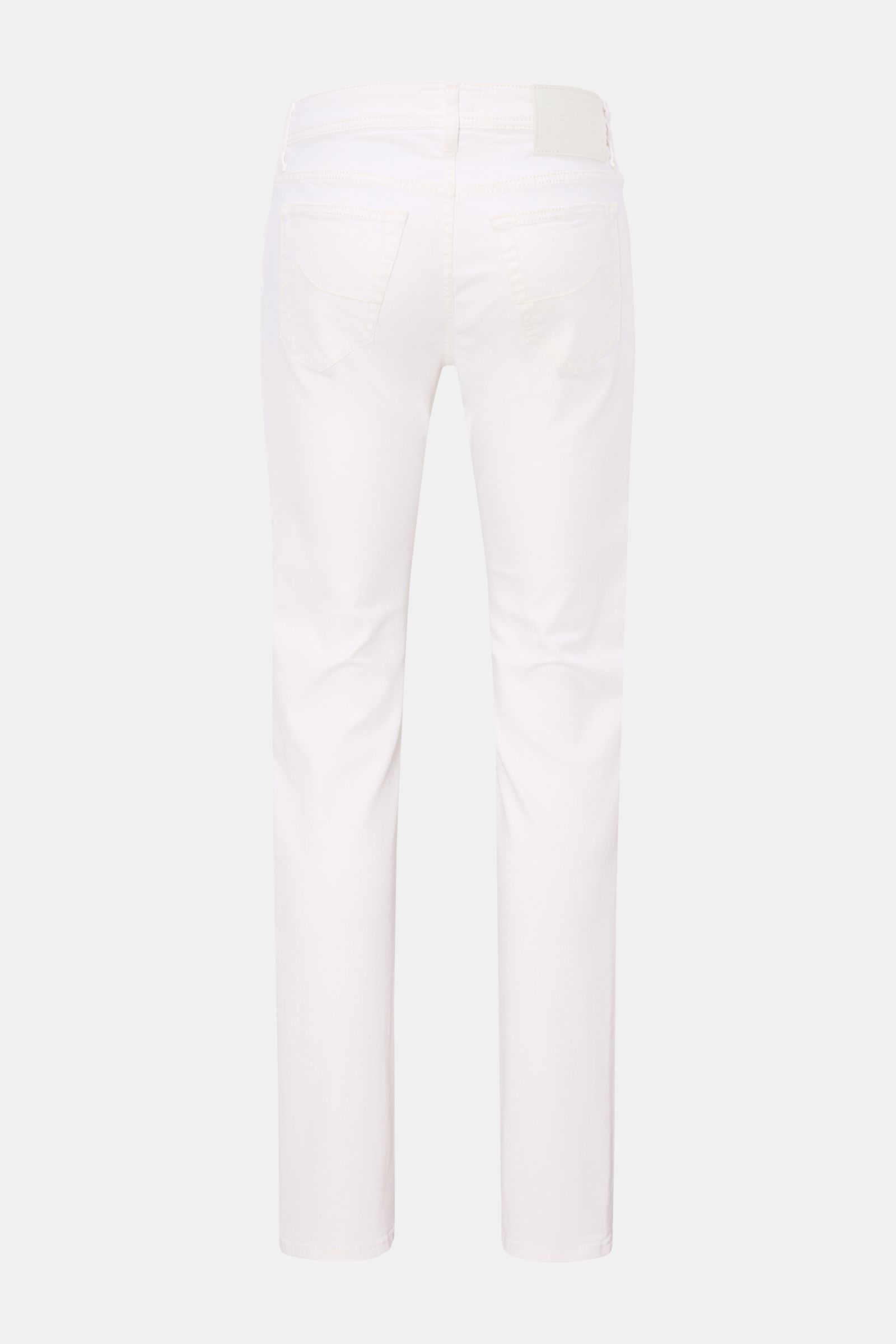 Jacob Cohen Jeans 'Bard' weiß Rückansicht, Slim Fit Five-Pocket-Jeans aus elastischer Baumwolle mit Button Fly, tonalem Stitching und Leather Patch.