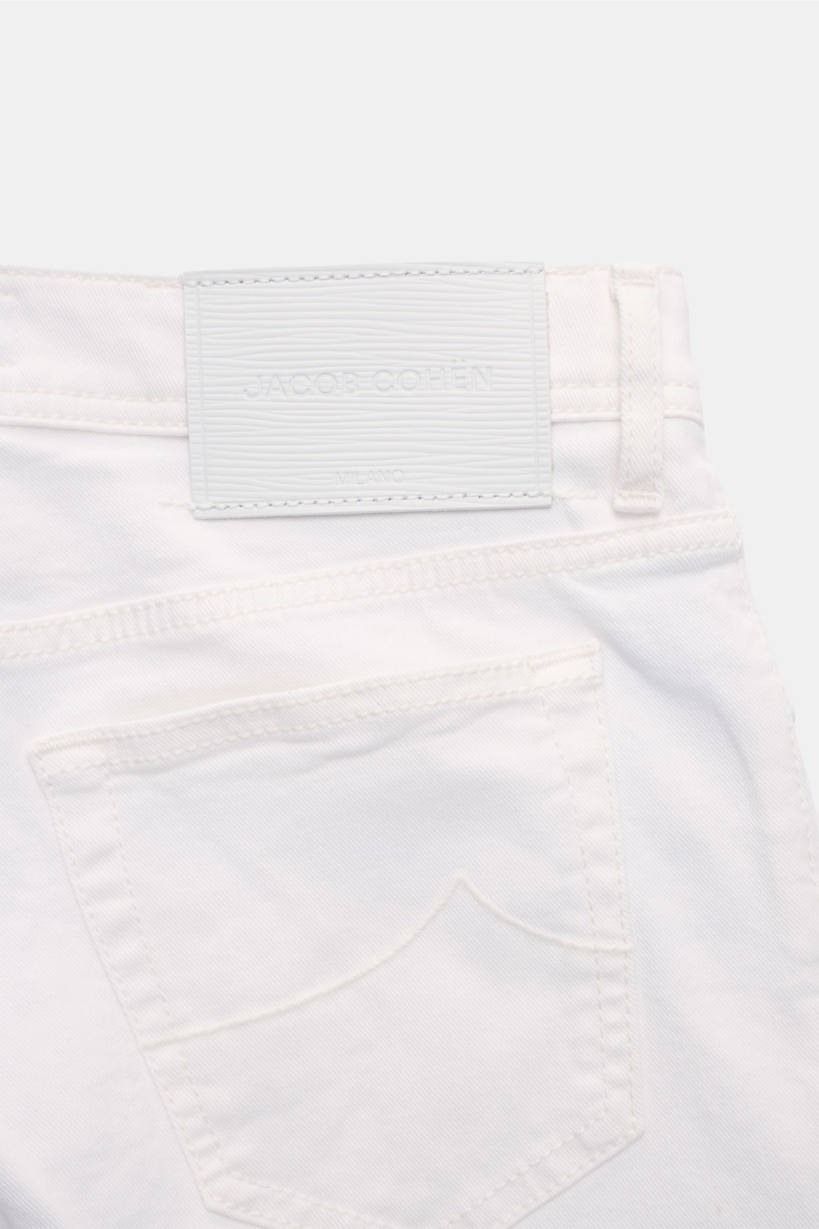 Jacob Cohen Jeans 'Bard' weiß aus elastischer Baumwolle, Slim Fit, Five-Pocket-Stil mit tonalem Stitching, Rückansicht nah am Bund.