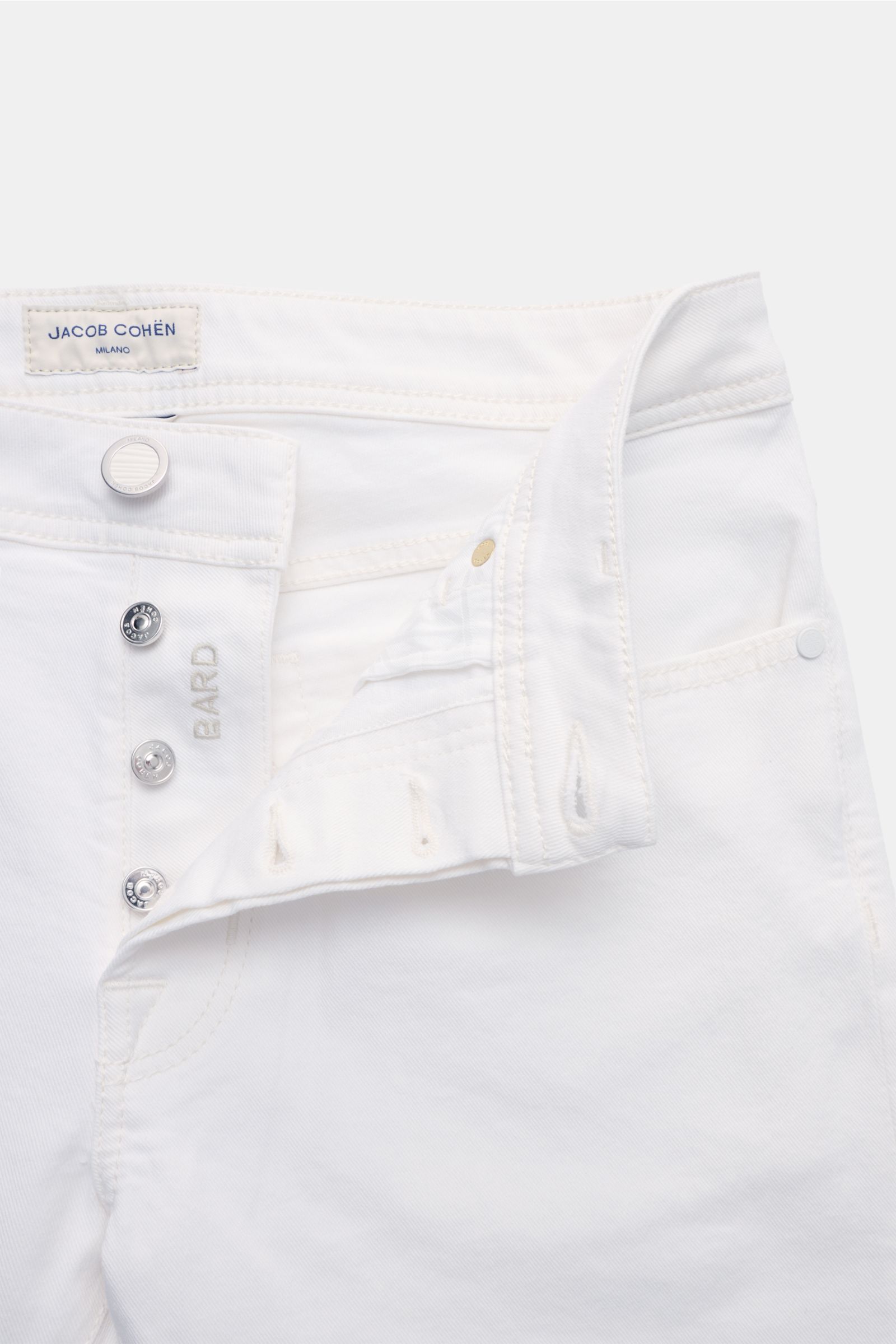 Jacob Cohen Jeans 'Bard' weiß in Slim Fit aus elastischer Baumwolle, Five-Pocket-Stil, Button Fly, mit tonalem Stitching, Münztasche und Leather Patch, Nahaufnahme von vorne.