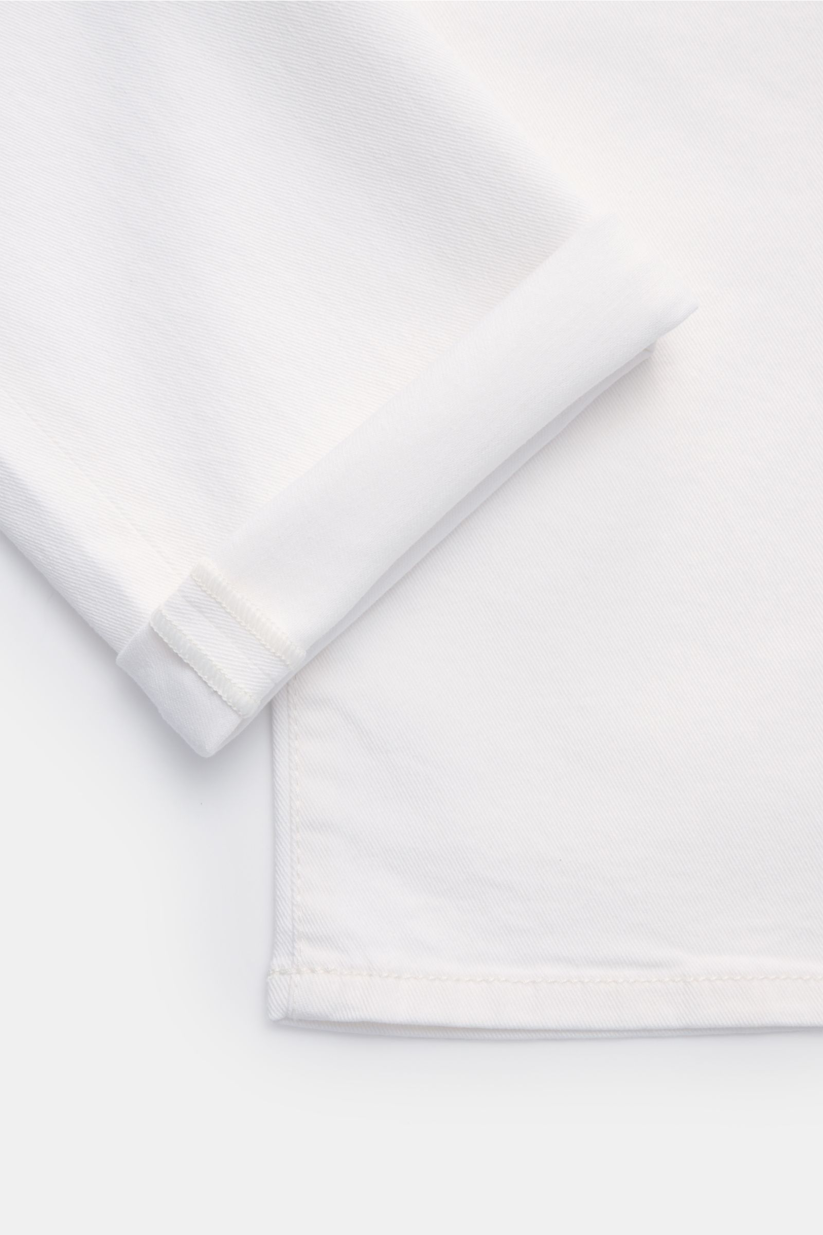 Jacob Cohen Jeans 'Bard' weiß in Slim Fit, Detailaufnahme des unteren Beinbereichs mit umgeschlagenem Saum, elastischer Baumwolle.