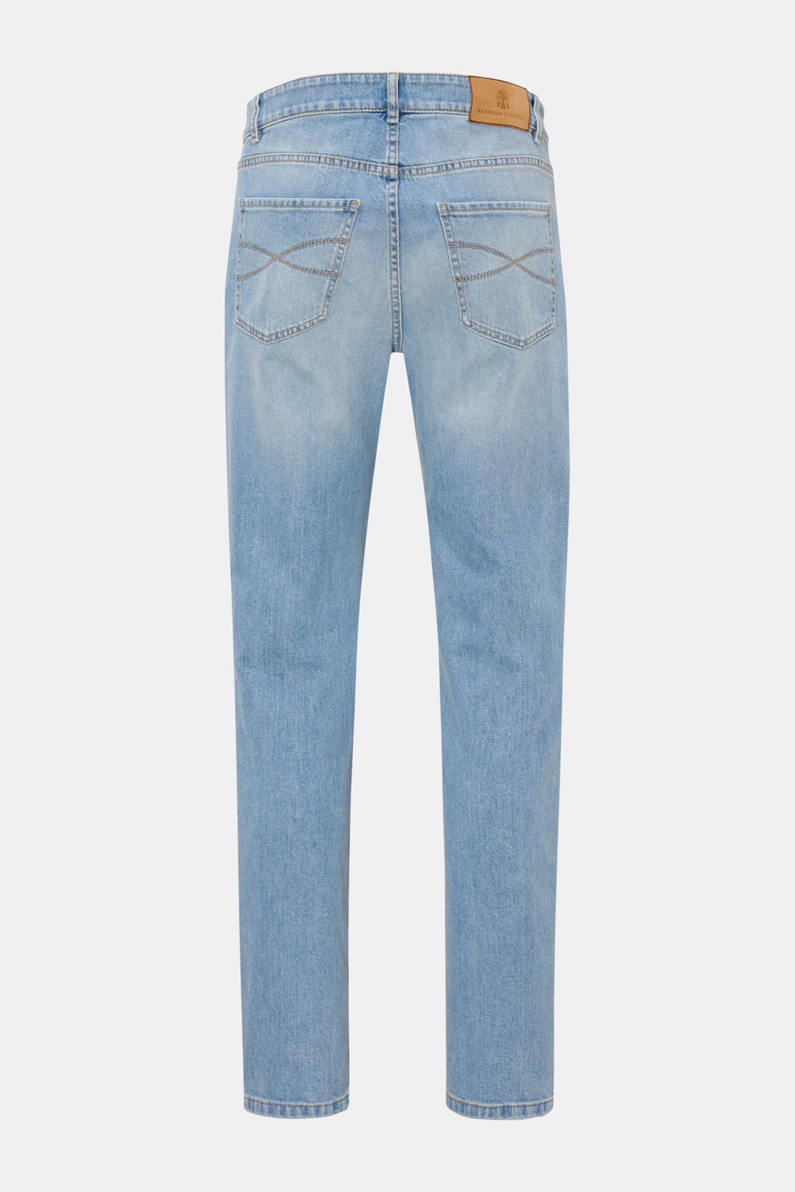 Brunello Cucinelli Jeans 'Traditional Fit' rauchblau, Rückansicht, leichte Used-Waschung, Five-Pocket-Stil, Button Fly, schmal zulaufend.