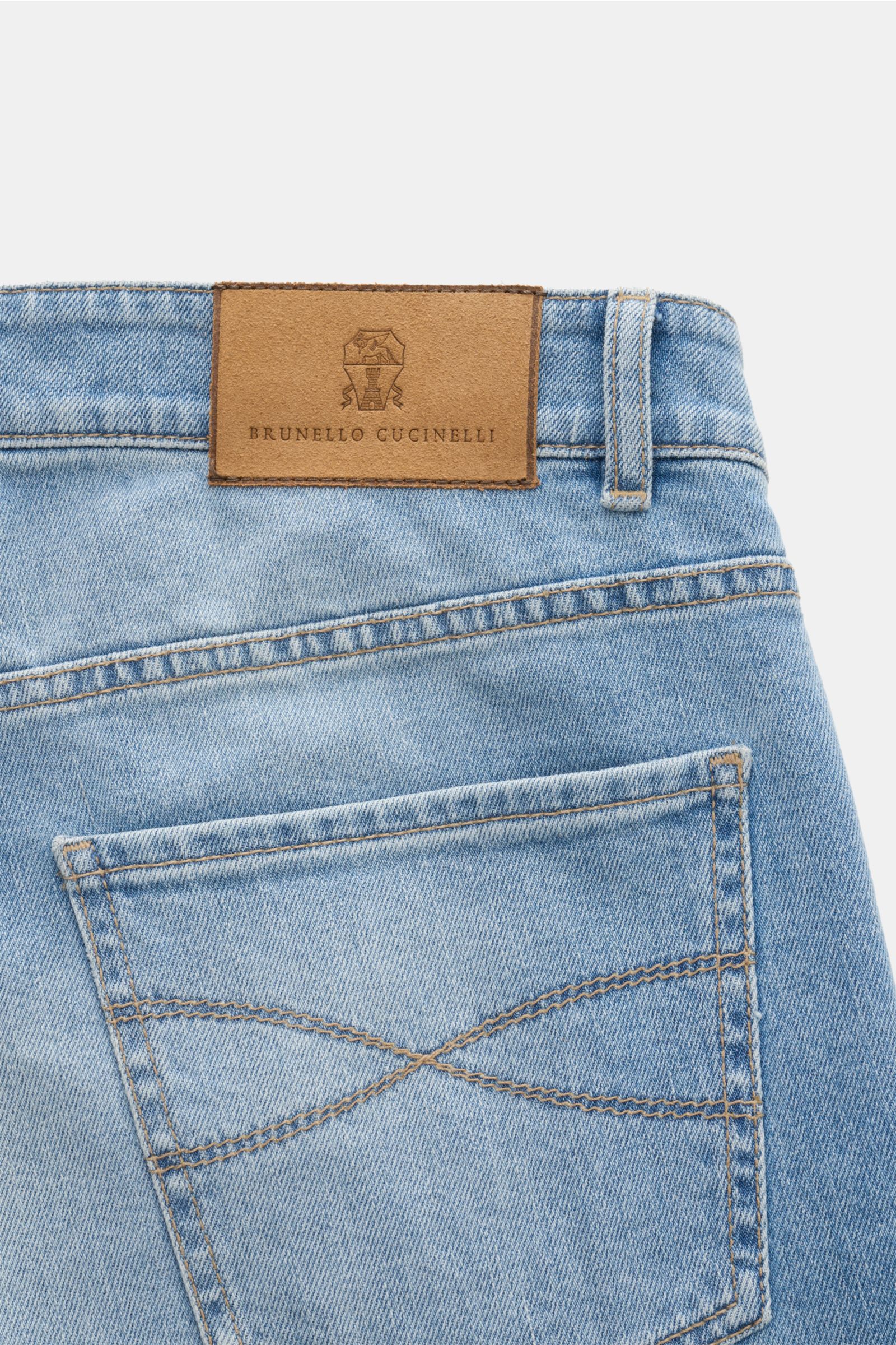 Brunello Cucinelli Jeans 'Traditional Fit' rauchblau, Rückansicht mit Lederpatch, Five-Pocket-Stil, Used-Waschung, Button Fly, schmal zulaufend.