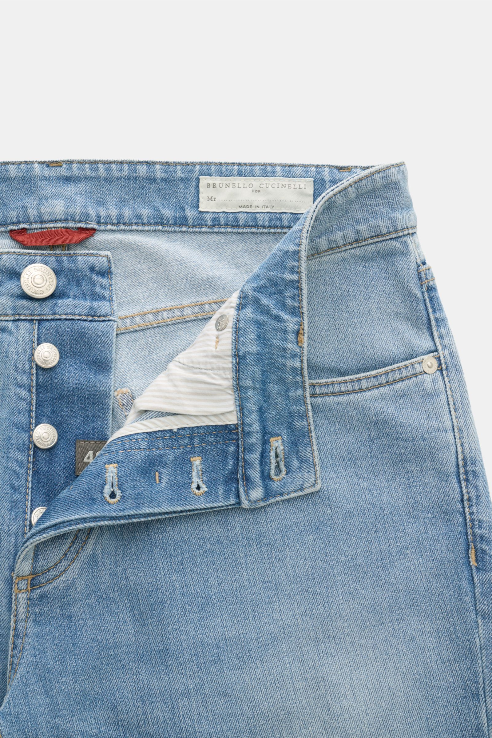 Brunello Cucinelli Jeans 'Traditional Fit' rauchblau, von oben fotografiert, Button Fly, Five-Pocket-Stil, leichte Used-Waschung, weicher Griff, Lederpatch.