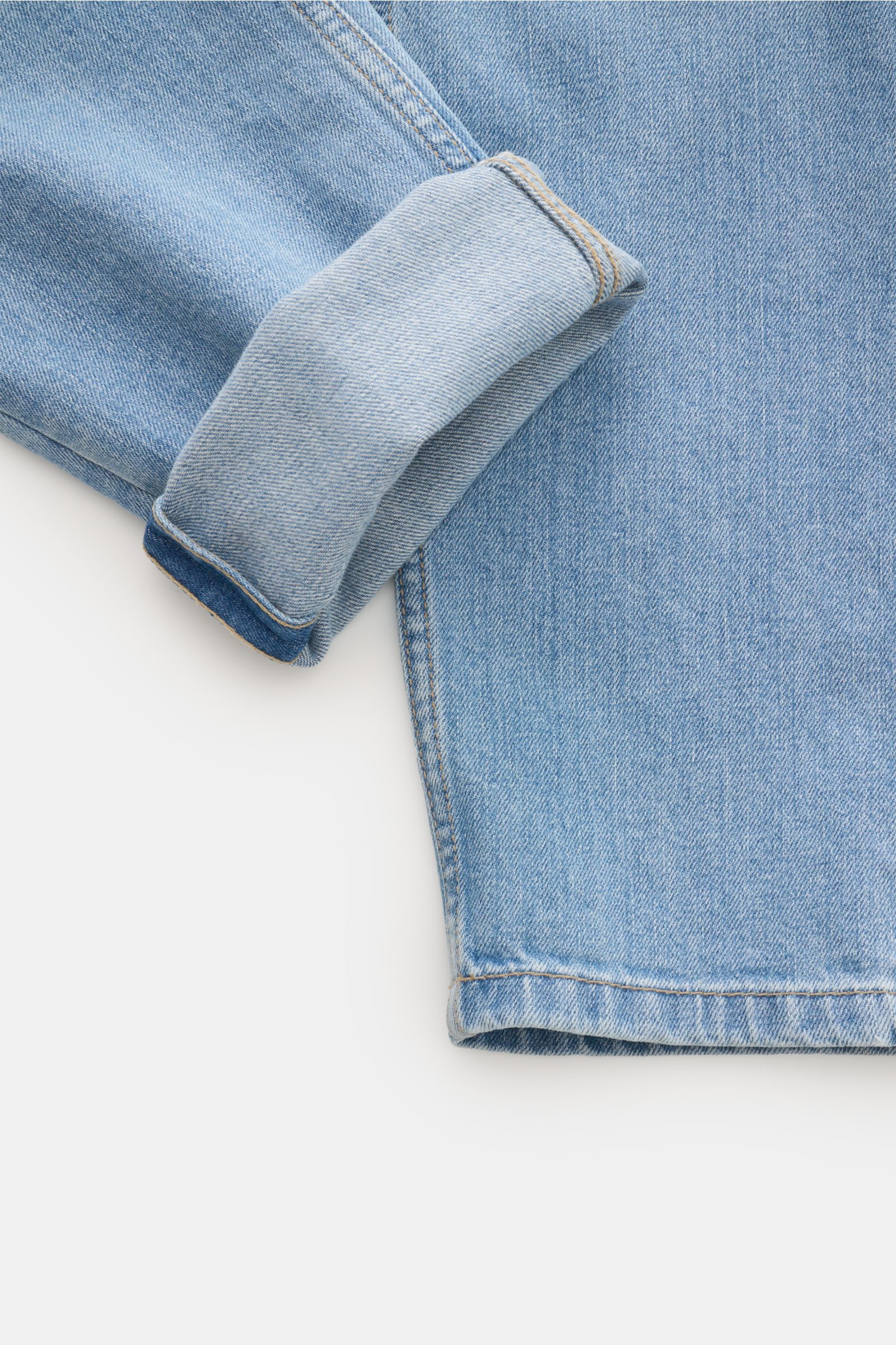 Brunello Cucinelli Jeans 'Traditional Fit' rauchblau, Detailansicht vom Bein mit umgeschlagenem Saum, leichter Used-Waschung, Five-Pocket-Stil.