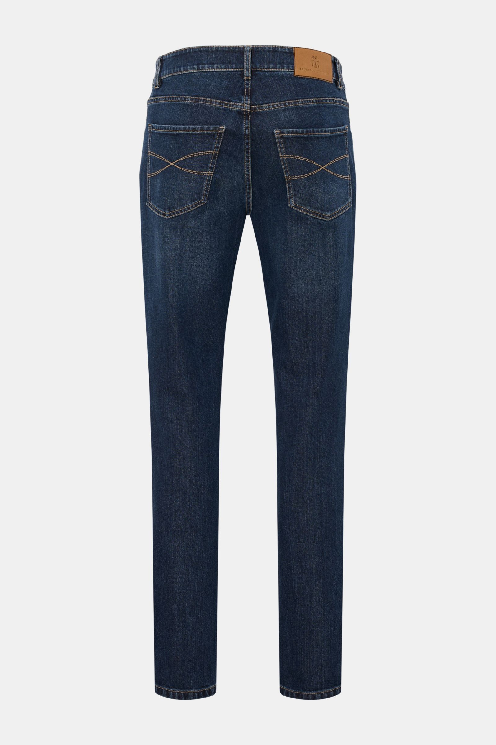 Rear view of Brunello Cucinelli Jeans 'Traditional Fit' blau in dark denim with soft feel, slight wash, button fly, five-pocket style, logo coin pocket, and leather patch.

Description: Luxuriöser Denim-Klassiker von BRUNELLO CUCINELLI: Die vielseitige