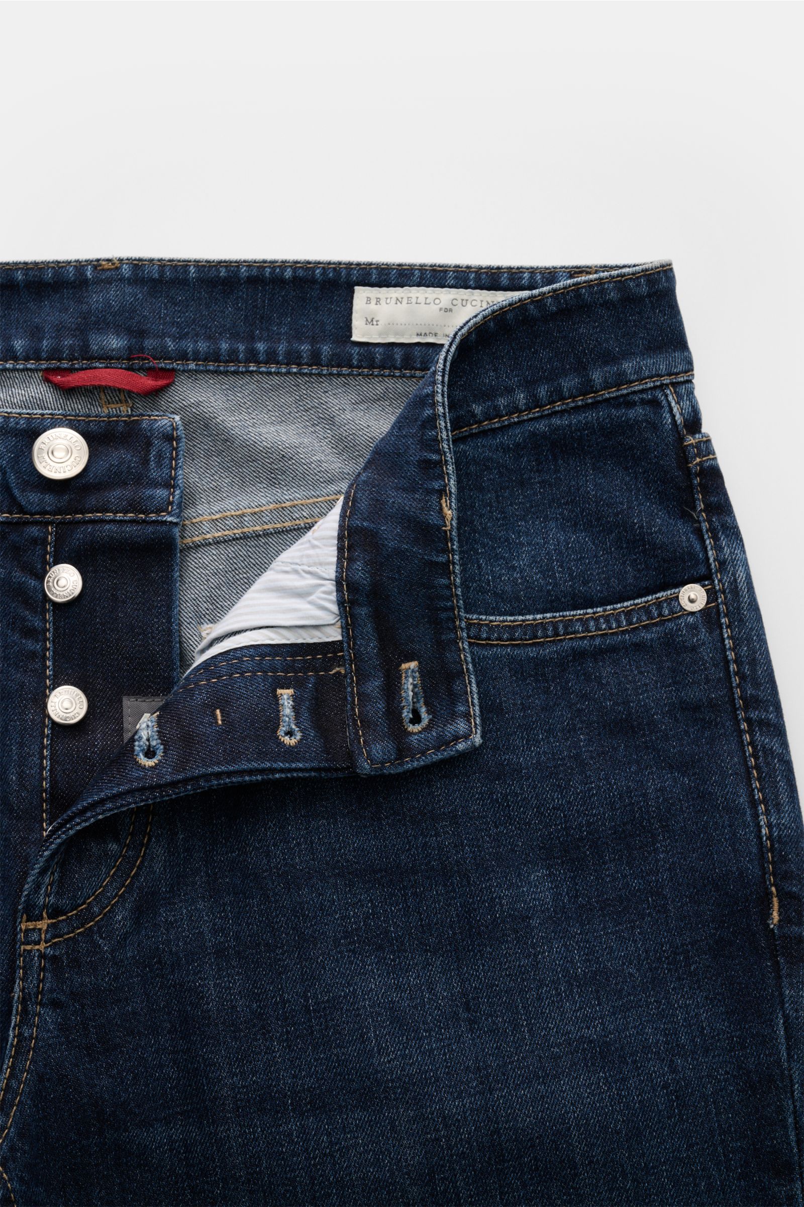 Close-up front view of Brunello Cucinelli Jeans 'Traditional Fit' blau showing button fly, coin pocket with logo stitching, and leather patch. Luxuriöser Denim-Klassiker von BRUNELLO CUCINELLI: Die vielseitige Jeans 'Traditional Fit' mit legerer Passform 