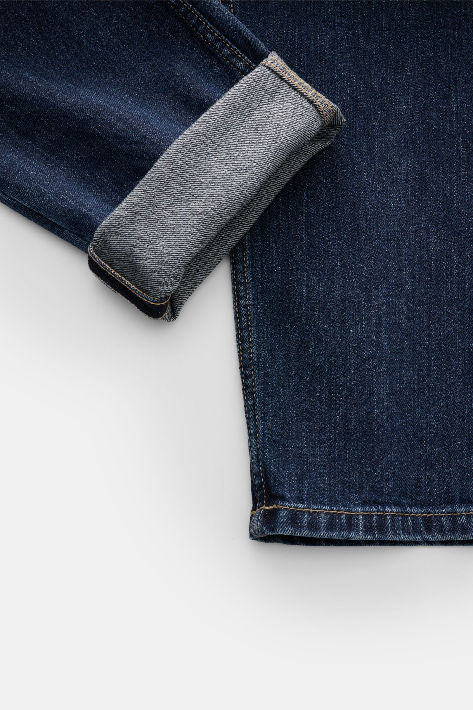 Close-up, top-down view of Brunello Cucinelli Jeans 'Traditional Fit' blau showing dark blue denim with a cuff revealing the light grey inside.

Description: Luxuriöser Denim-Klassiker von BRUNELLO CUCINELLI: Die vielseitige Jeans 'Traditional Fit' mit