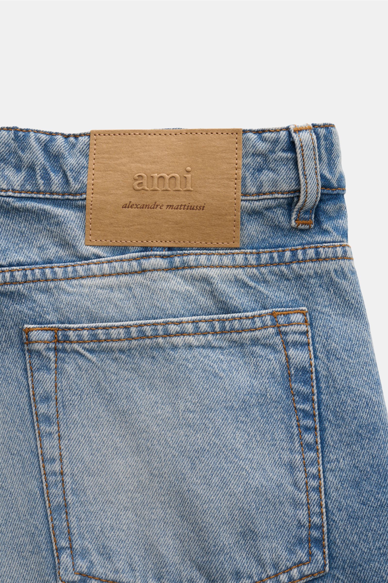Alt tag (125 characters max):  
Close-up rear view of Ami Paris Jeans 'Classic Fit' smoky blue with leather logo patch and classic five-pocket style.

Description:  
Casual denim by Parisian label AMI PARIS: The model 'Classic Fit' in pure cotton denim