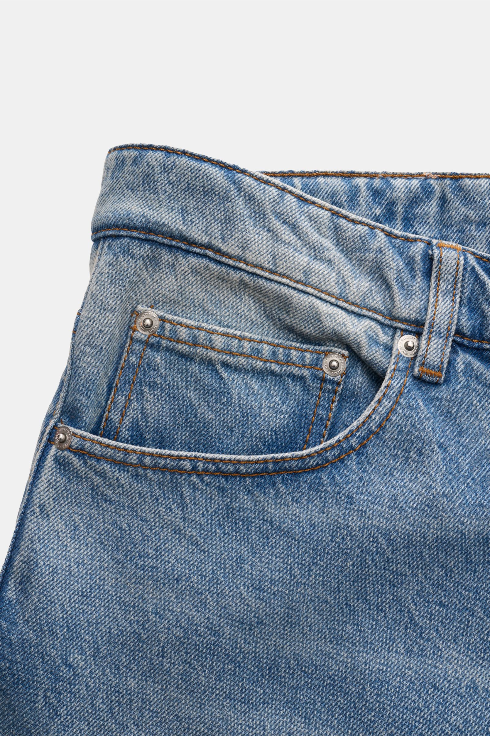 Close-up front-side view of Ami Paris Jeans 'Classic Fit' smoky blue denim with five-pocket style, button fly, and authentic used wash.

Casual denim by Parisian label AMI PARIS: The model 'Classic Fit' in pure cotton denim is perfect for classic urban