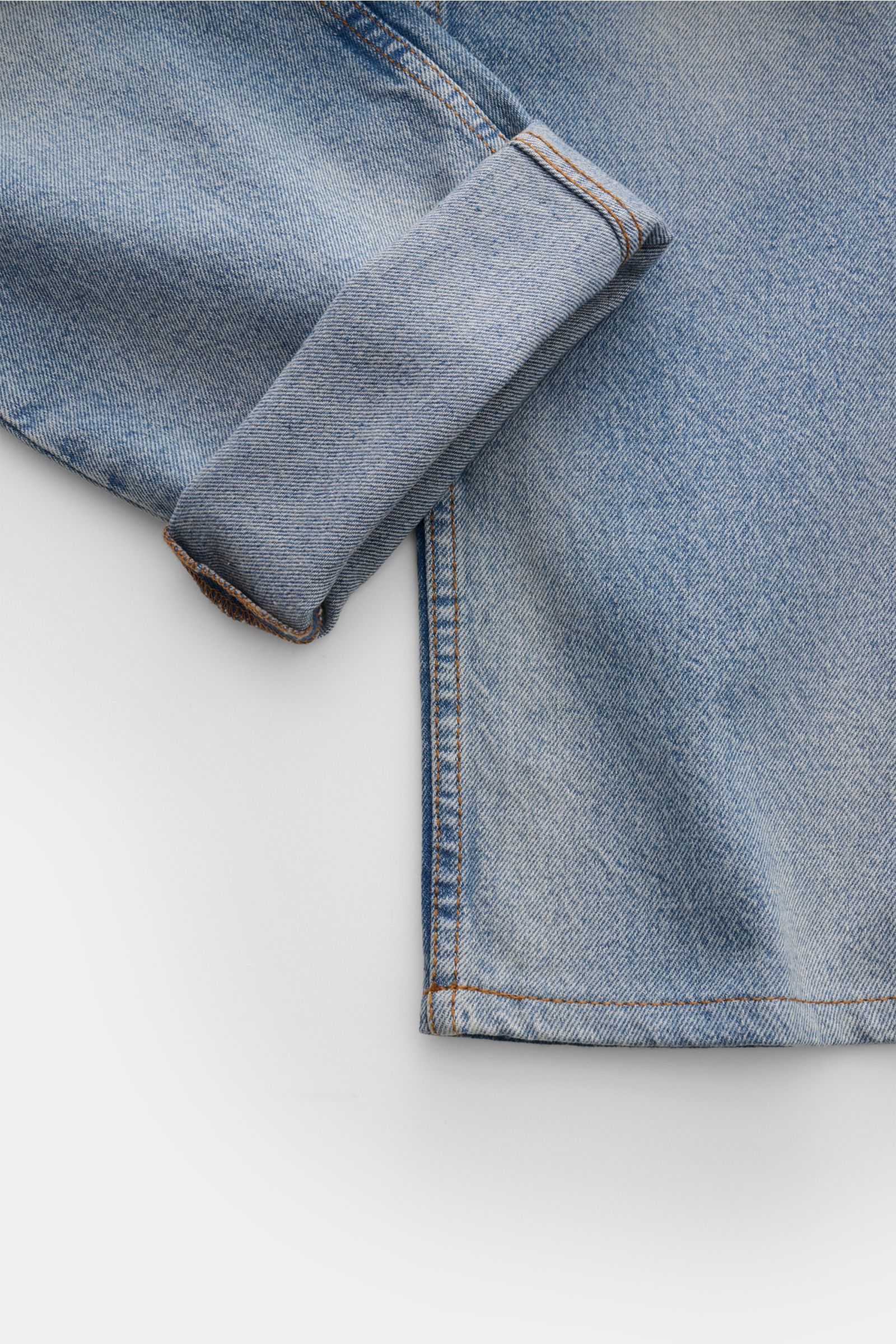 Close-up of Ami Paris Jeans 'Classic Fit' smoky blue denim cuff and hem, showing detailed texture and stitching from a front-side perspective.

Description: 
Casual denim by Parisian label AMI PARIS: The model 'Classic Fit' in pure cotton denim is perf