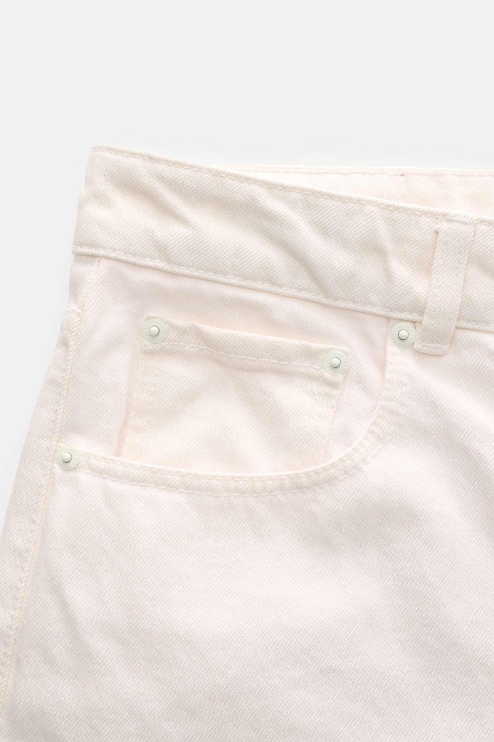 A close-up front-side view of Ami Paris Jeans 'Large Fit' offwhite, showcasing the offwhite denim fabric, belt loop, button fly, and five-pocket style. Lässige Denim vom Pariser Label AMI PARIS: Mit dem Modell 'Large Fit' aus reinem Baumwoll-Denim sind Si