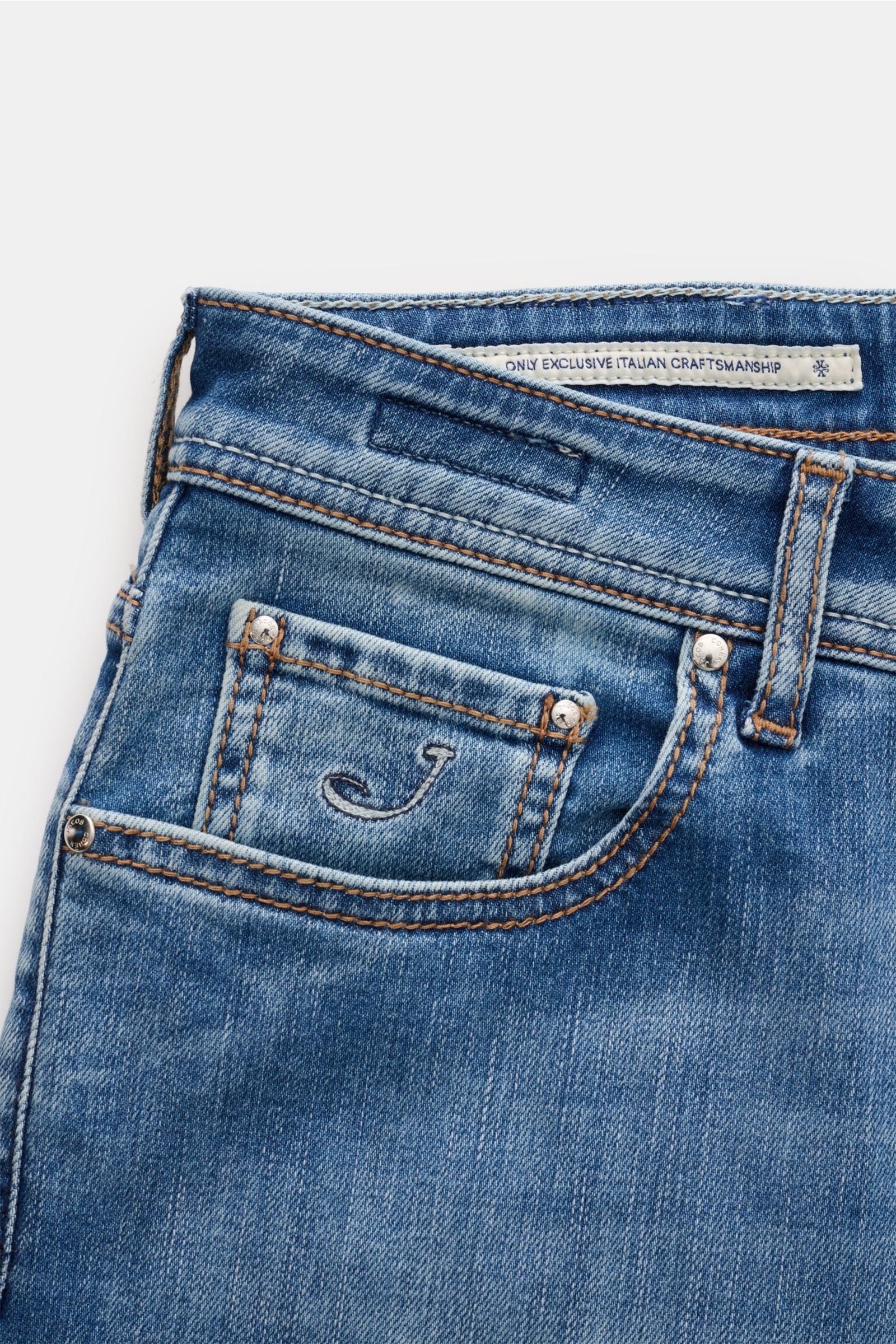 Jacob Cohen Jeans 'Bard' graublau, Detailaufnahme der vorderen Taschen mit Initial-Stick, weicher Baumwoll-Denim in elastischer Qualität.