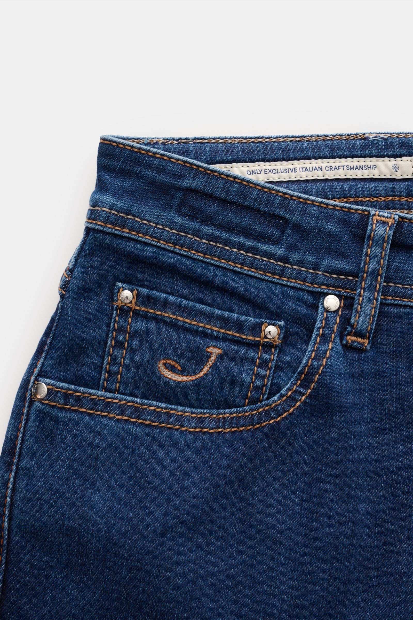 Jacob Cohen Jeans 'Bard' navy im Close-up von vorne, Premium-Denim aus Baumwolle, elastisch, Slim Fit, Button Fly, mit Münztasche und Porsche-Patch hinten.