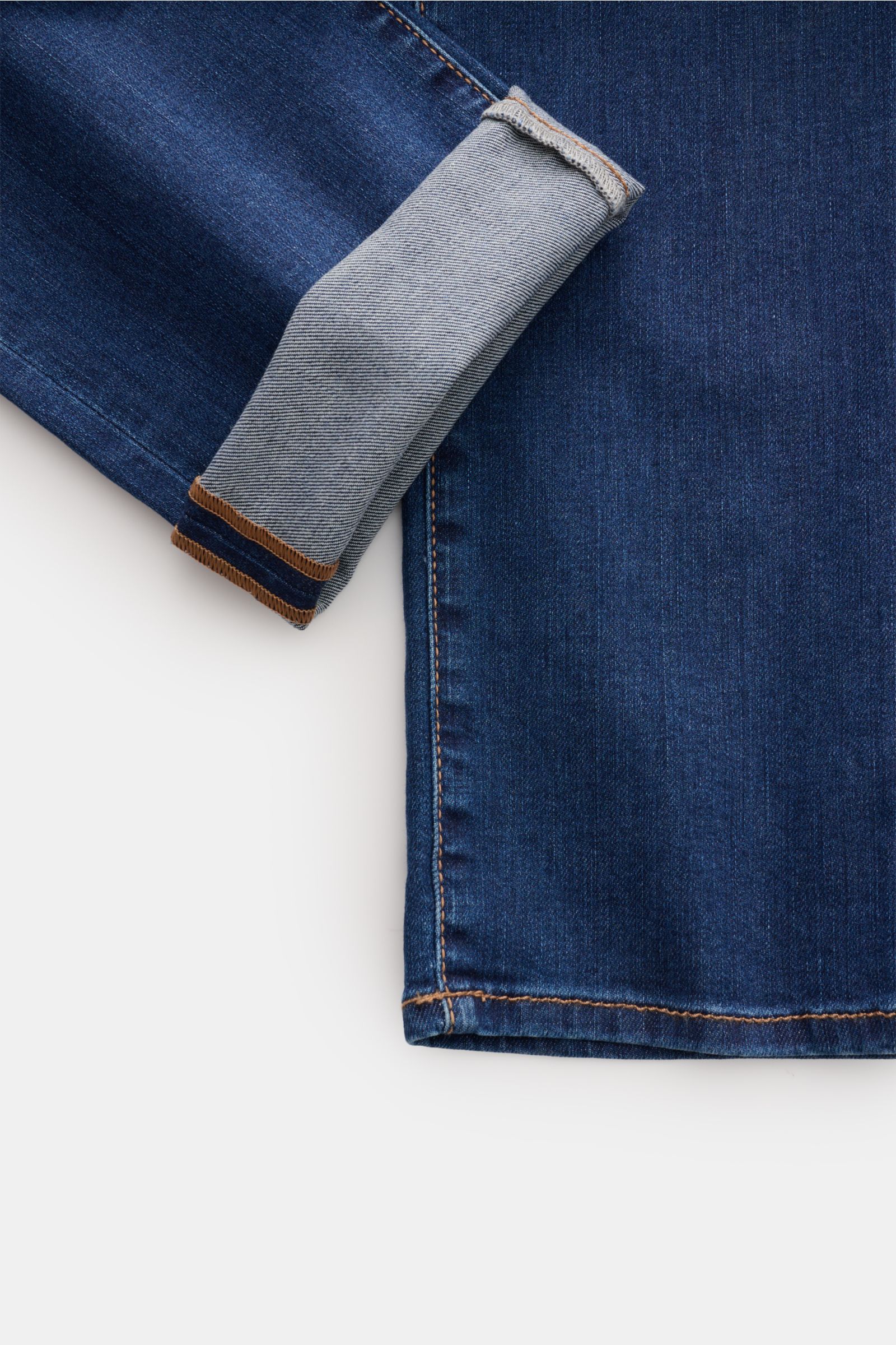 Jacob Cohen Jeans 'Bard' navy, Detailfoto vom Bein mit hochgekrempeltem Saum, elastischer Baumwoll-Denim, dezente Used-Waschung.