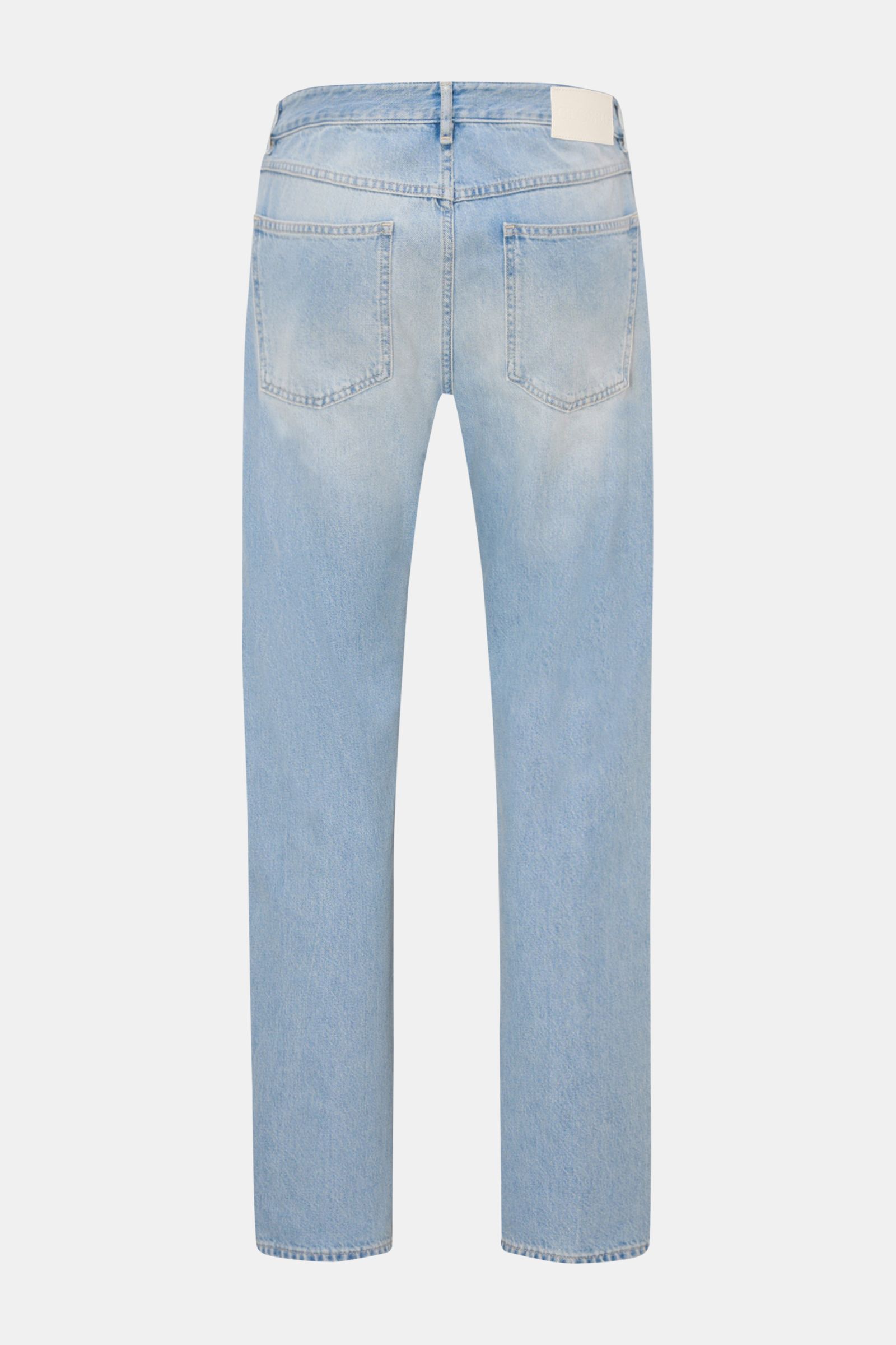 Rückansicht der Closed Jeans 'Cooper' hellblau, Slim Fit, knöchellang, aus reiner Baumwolle mit Used-Waschung und Five-Pocket-Stil.