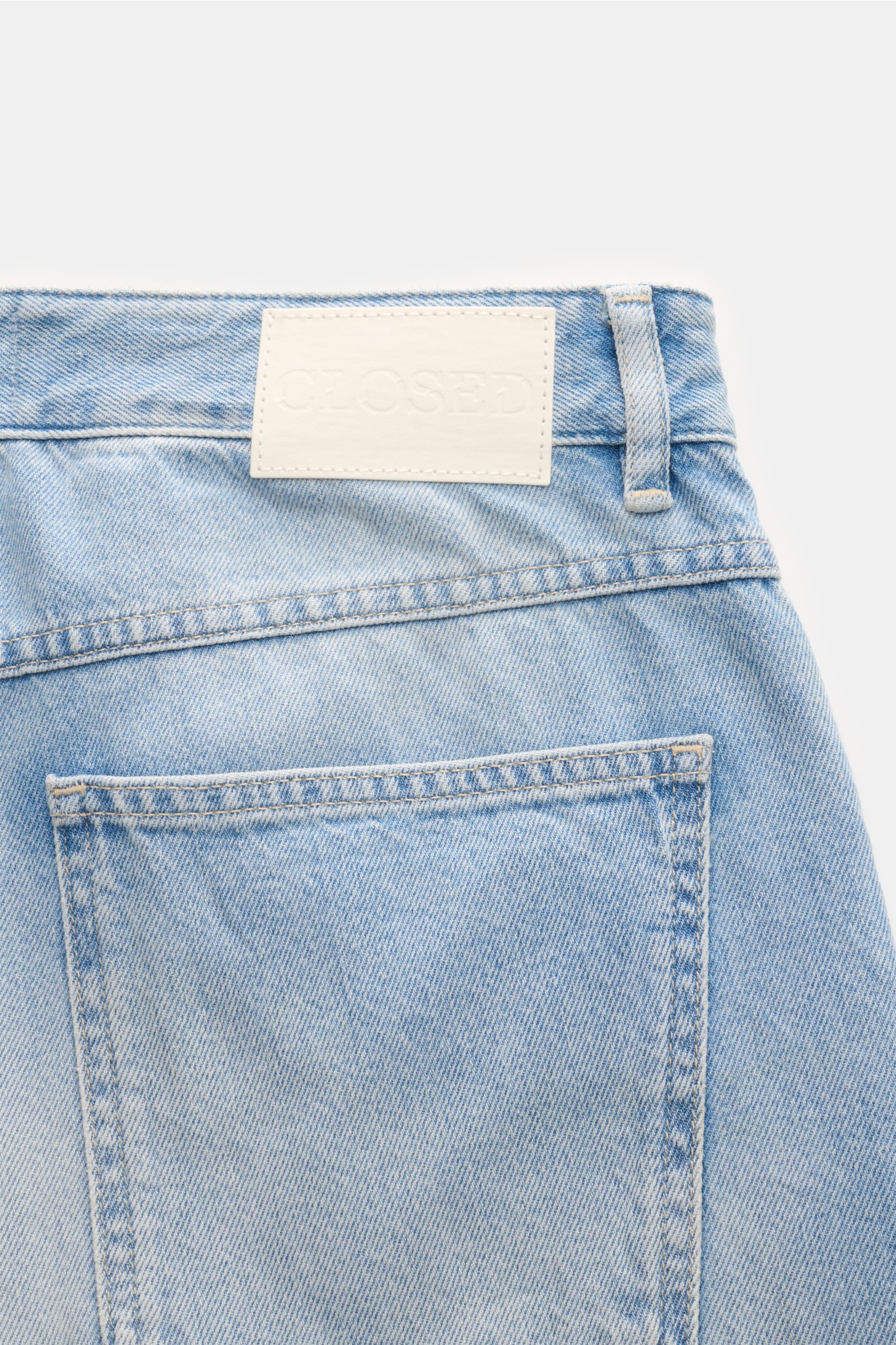 Detailaufnahme der Rückseite der Closed Jeans 'Cooper' hellblau mit Patch und Five-Pocket-Stil aus reiner Baumwolle.