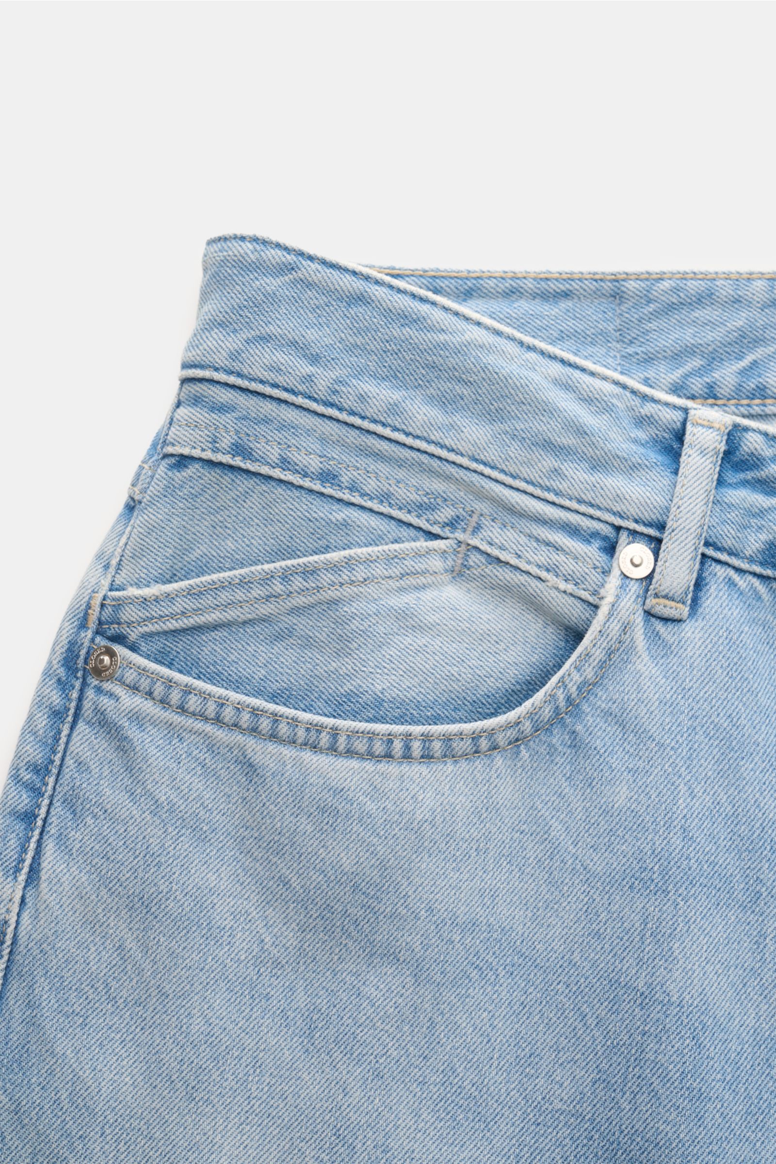 Frontnahes Detailfoto der Closed Jeans 'Cooper' hellblau mit Five-Pocket-Stil, Zip Fly und authentischer Used-Waschung aus reiner Baumwolle.