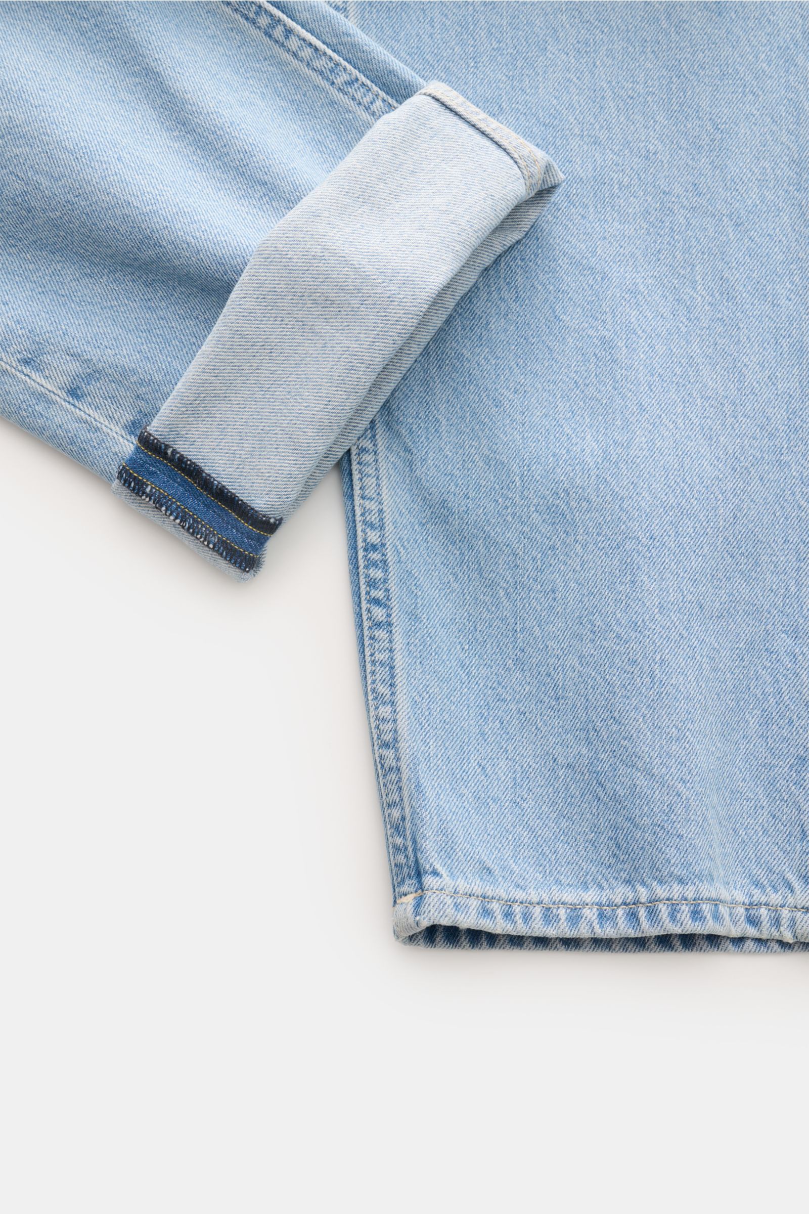 Detailansicht der hellblauen Closed Jeans 'Cooper' im Tapered Fit mit authentischer Used-Waschung, Baumwolle und umgeschlagenem Saum.