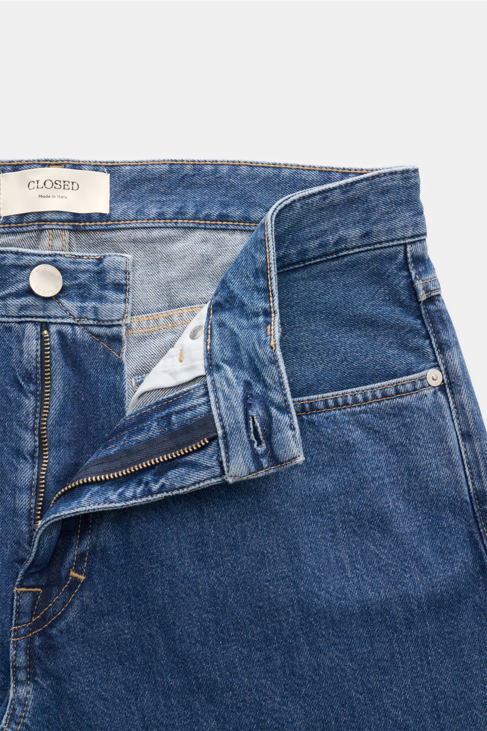 Closed Jeans 'Cooper' dunkelblau, Nahaufnahme von offenem Bund mit Zip Fly, Five-Pocket-Stil, Used-Waschung, Baumwolle, slim tapered Fit.