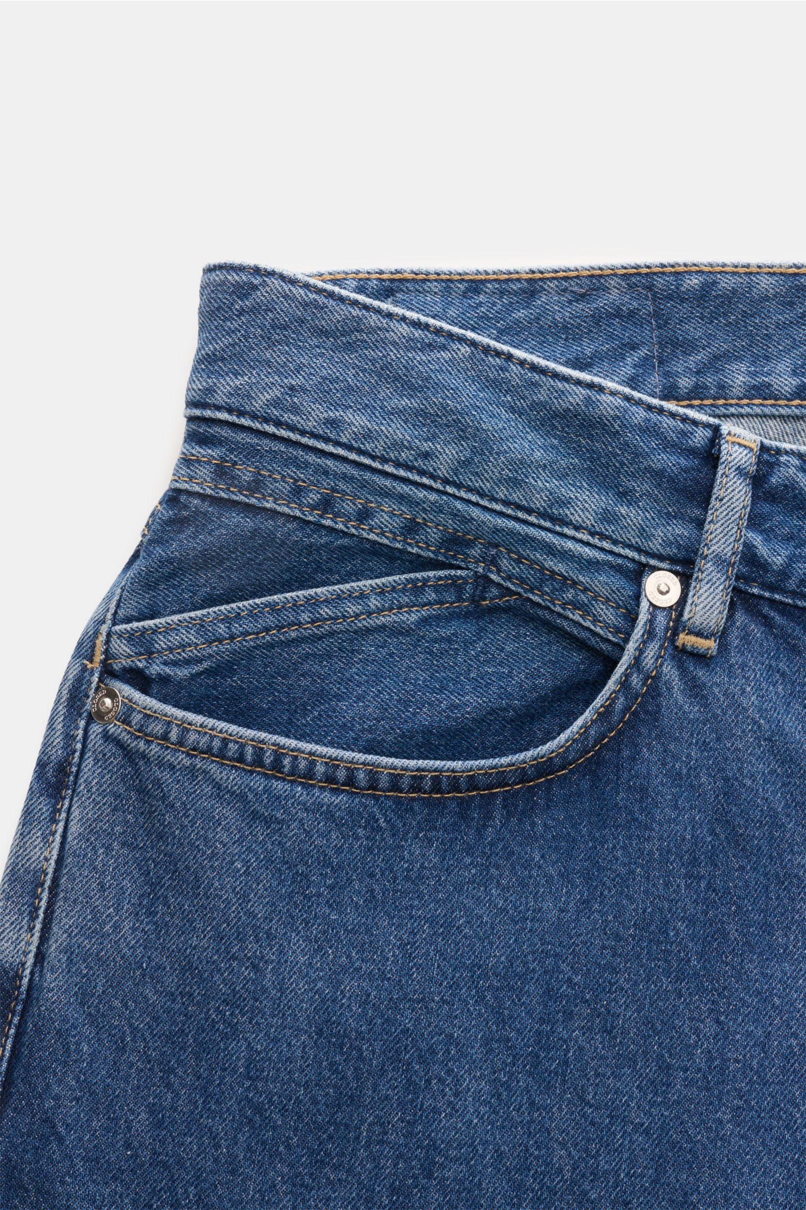 Closed Jeans 'Cooper' dunkelblau aus reiner Baumwolle mit authentischer Used-Waschung, Five-Pocket-Stil, Zip Fly, schmal zulaufend, seitliche Nahaufnahme.