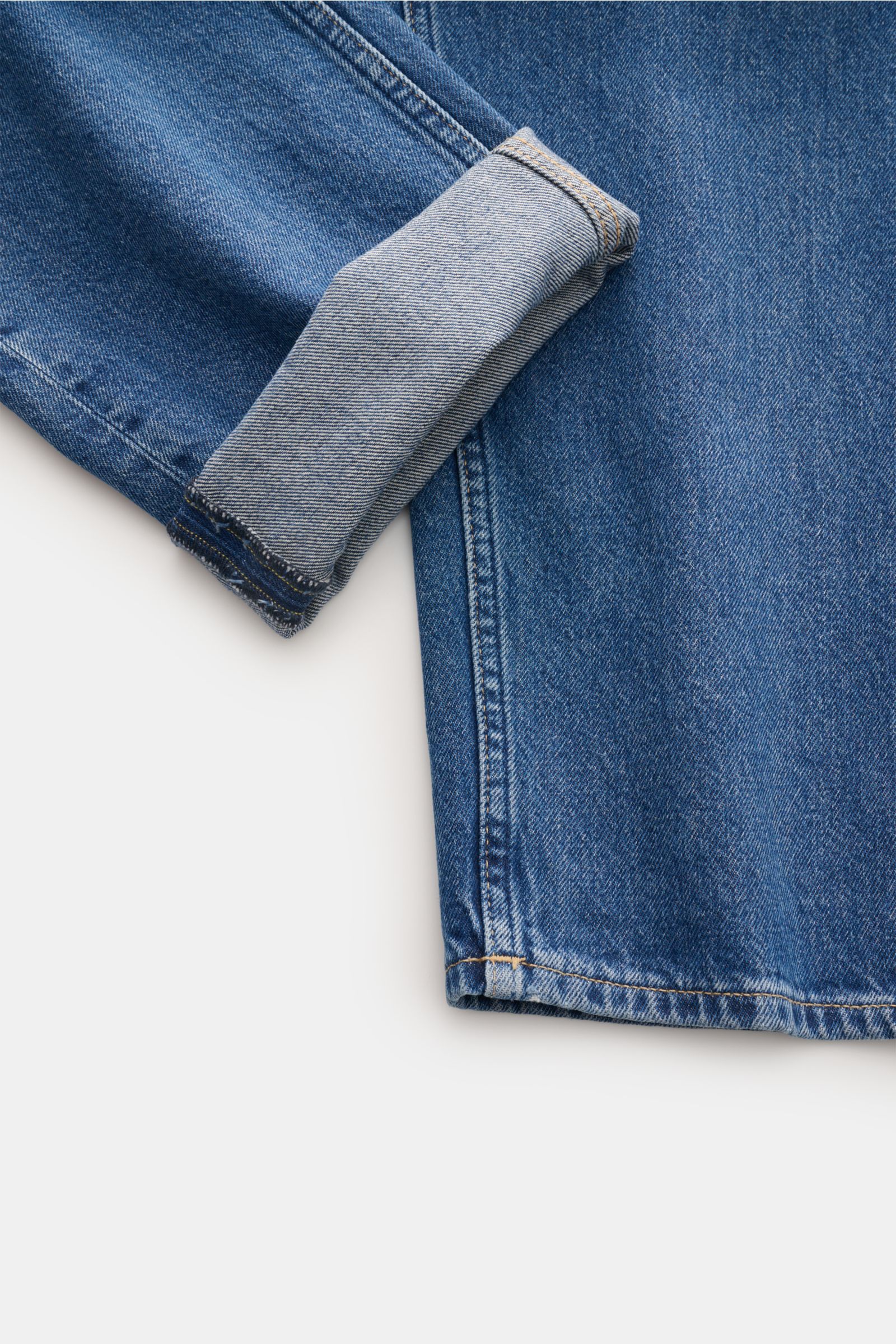 Closed Jeans 'Cooper' dunkelblau, Detailaufnahme der umgeschlagenen Hose mit reiner Baumwolle, Used-Waschung, Tapered Fit, knöchellang, Five-Pocket-Stil.