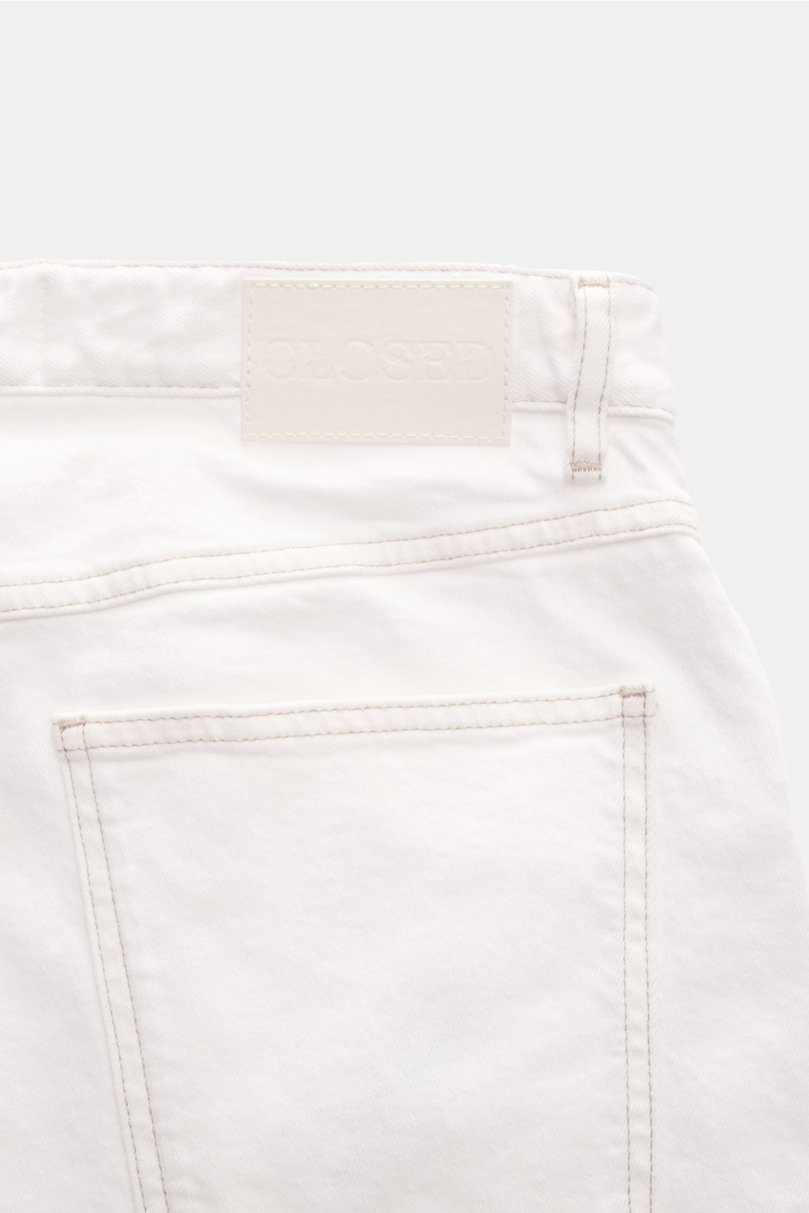 Nahaufnahme der Rückseite der Closed Jeans 'Cooper' offwhite mit elastischer Baumwolle, Used-Waschung, Patch und Five-Pocket-Stil.