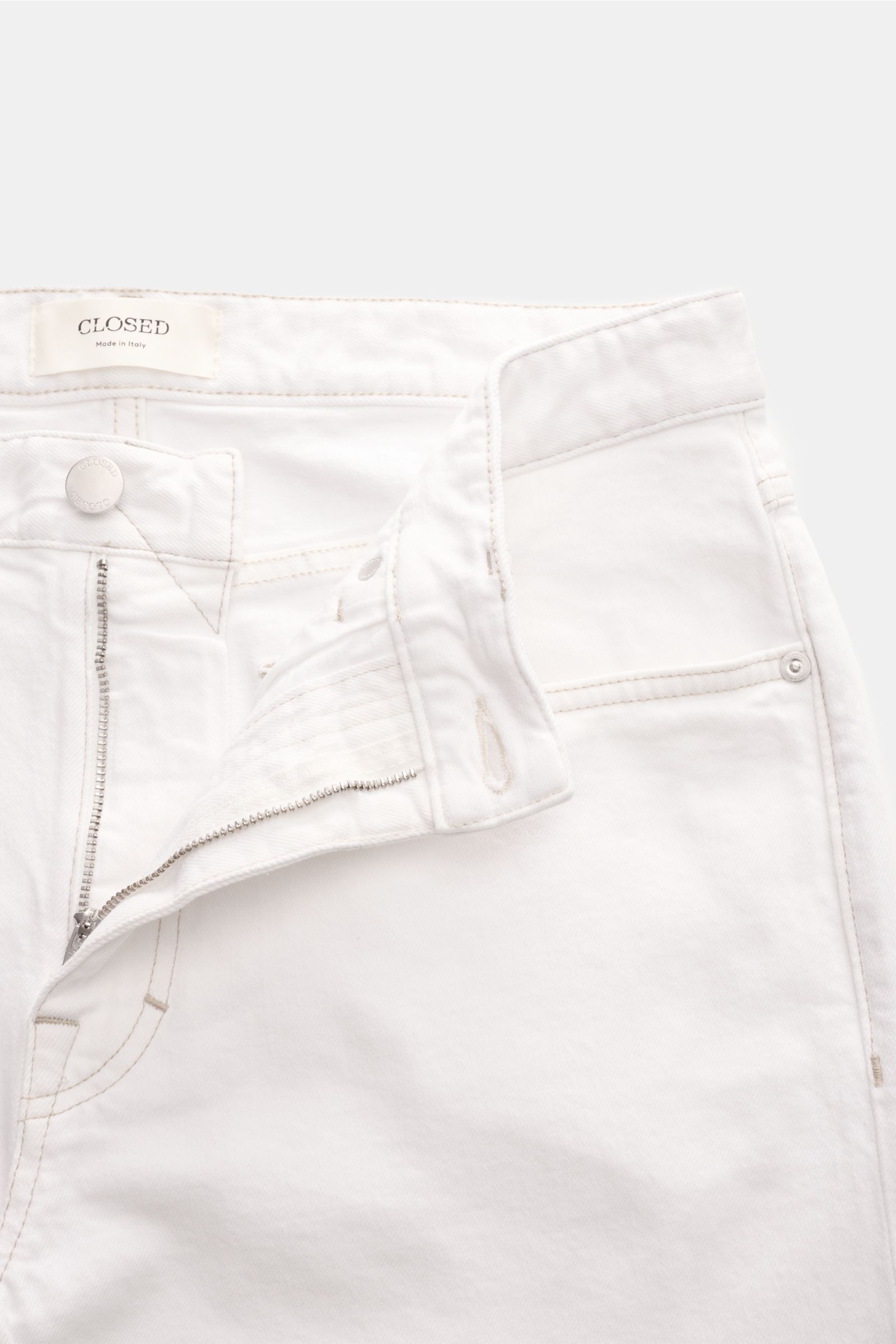 Closed Jeans 'Cooper' offwhite aus elastischer Baumwolle mit Zip Fly, Five-Pocket-Stil, authentischer Used-Waschung, Frontansicht.