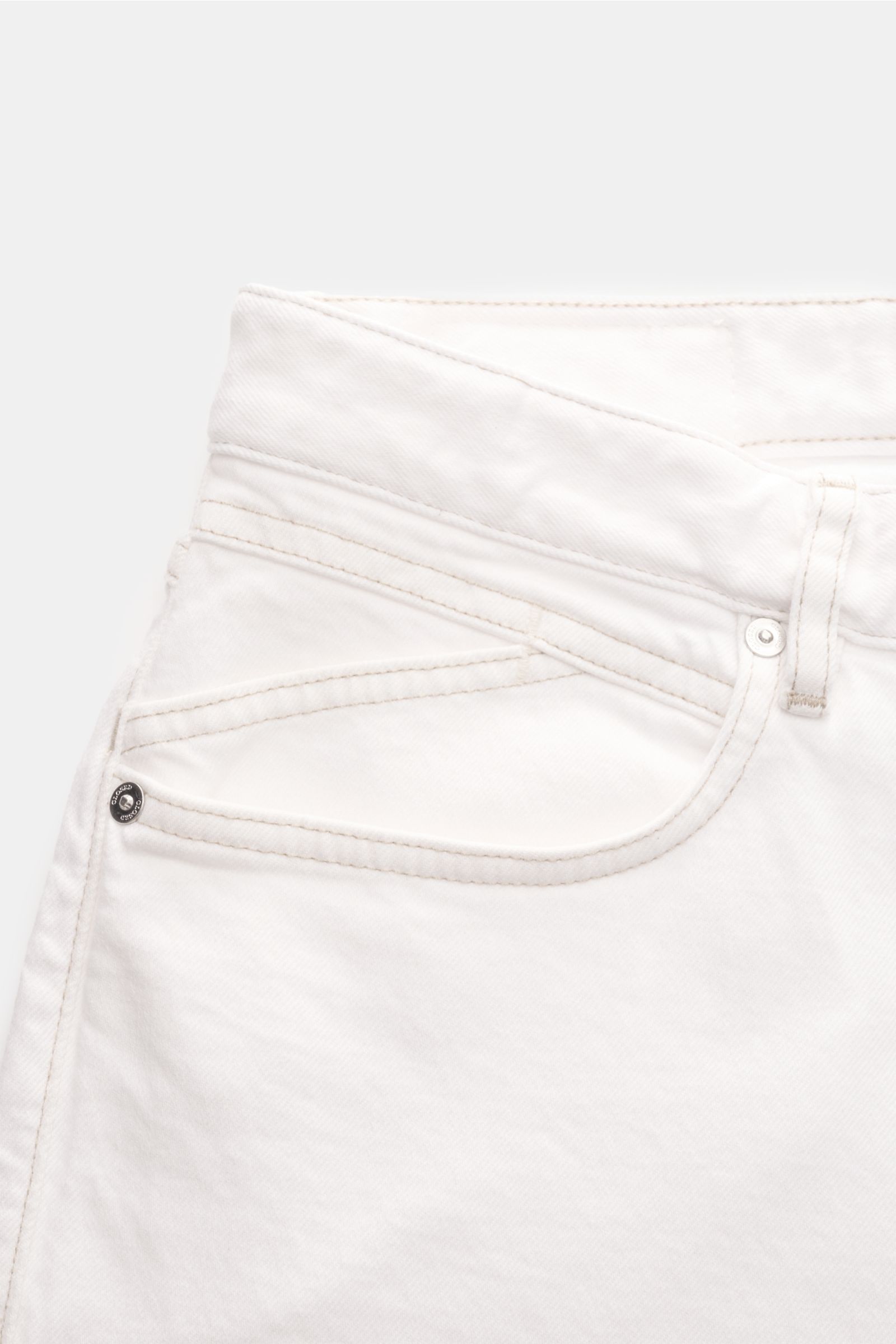 Closed Jeans 'Cooper' offwhite aus elastischer Baumwolle, Five-Pocket-Stil, Zip Fly, aus schräger Nahaufnahme der Fronttasche fotografiert.