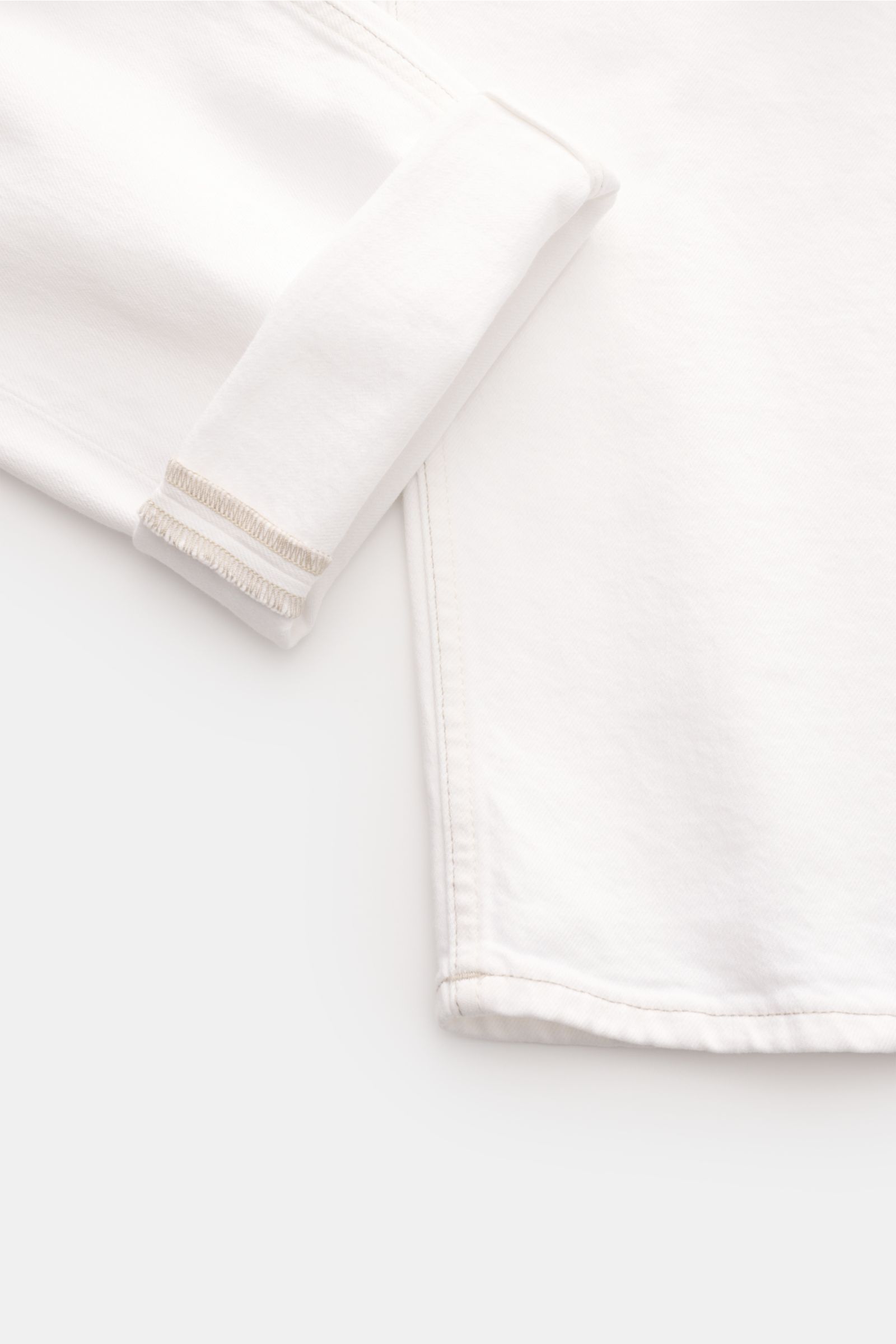 Detailaufnahme der offwhite Closed Jeans 'Cooper' aus elastischer Baumwolle, Slim Fit, knöchellang mit authentischer Used-Waschung.