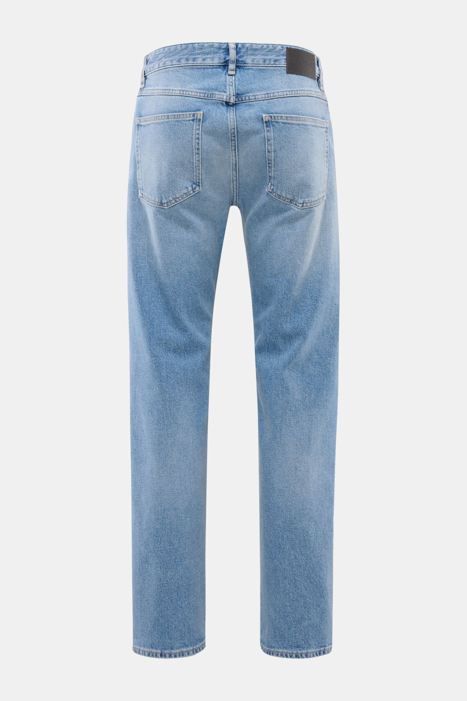 Rear view of Closed Jeans 'Cooper' blau in tapered fit, pure cotton denim with authentic used wash, back pockets, and patch.