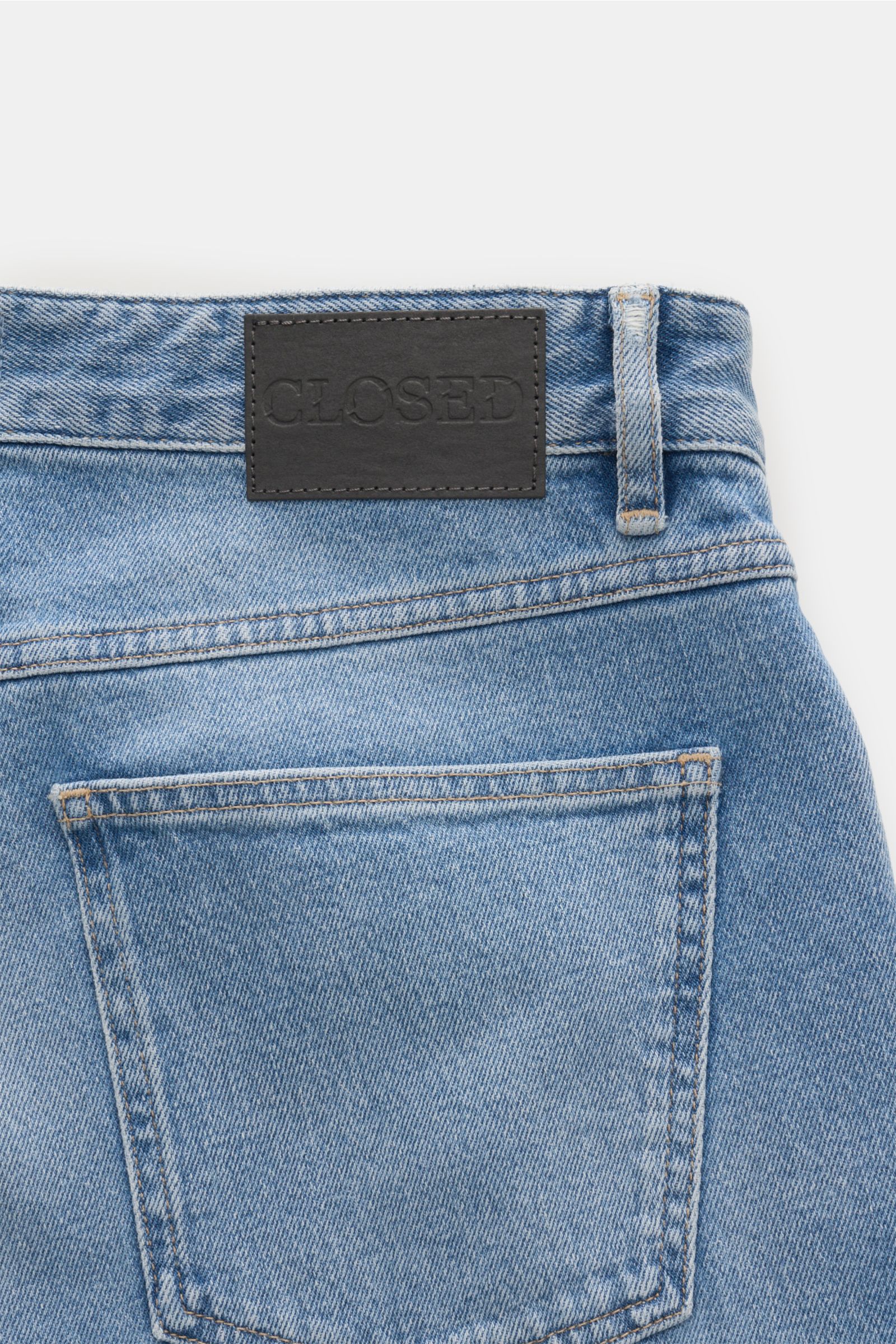 Close-up rear view of Closed Jeans 'Cooper' blau showing light blue pure cotton denim, back pocket, belt loop, and black CLOSED leather patch.