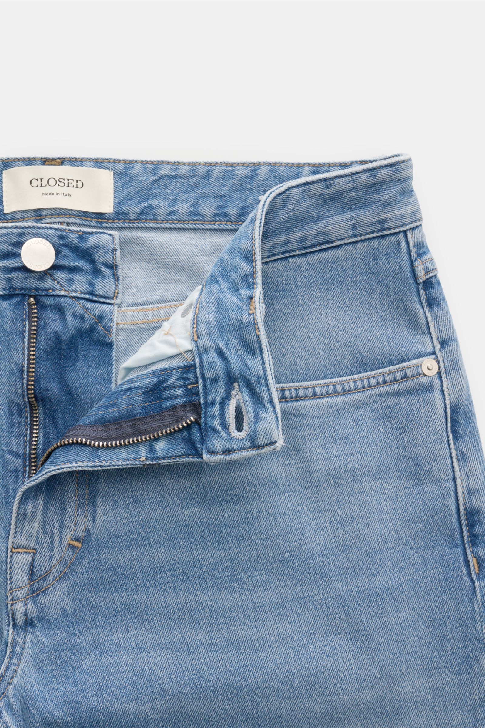 Front close-up of Closed Jeans 'Cooper' blau, slim tapered fit in pure cotton denim with authentic used wash, zip fly, and five-pocket style.